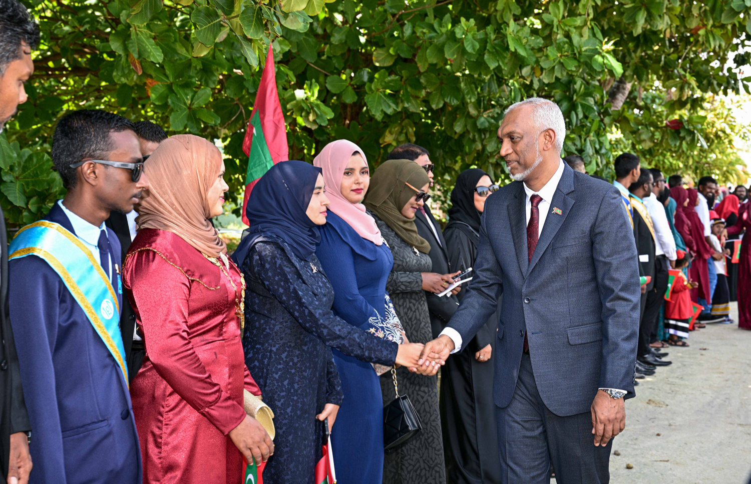 ގައުމީ ދުވަހުގެ ރަސްމީ ޖަލްސާ ޝަރަފުވެރި ކޮށްދެއްވުމަށް ރައީސް މުއިއްޒު ހއ. އުތީމަށް ވަޑައިގެން އެ ރަށުގެ ރައްތިޔުންނާ ސަލާން ކުރައްވަނީ.--- ފޮޓޯ: ރައީސް އޮފީސް
