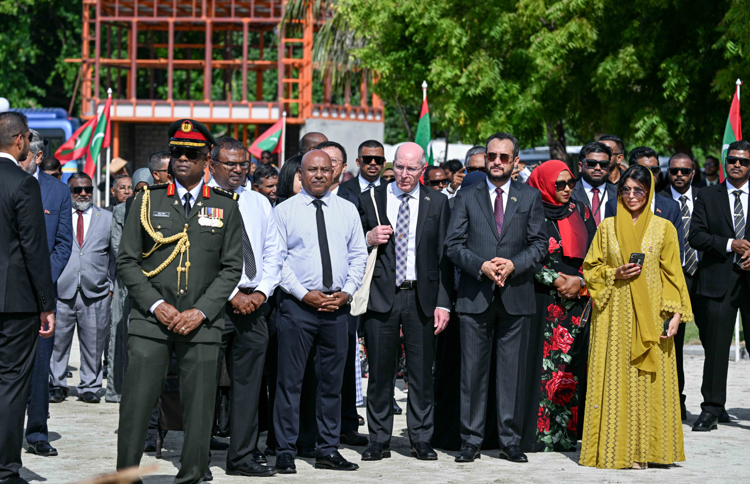 ހއ. އުތީމުގައި ހެދި ބޮޑުތަކުރުފާނުގެ ހަނދާނީ ދޮރޯށި ހުޅުވުމަށް ބޭއްްވި ރަސްމިއްޔާތުގައި ބައިވެރިވެވަޑައިގެންނެވި ބައެއް ބޭފުޅުން.--- ފޮޓޯ: ރައީސް އޮފީސް