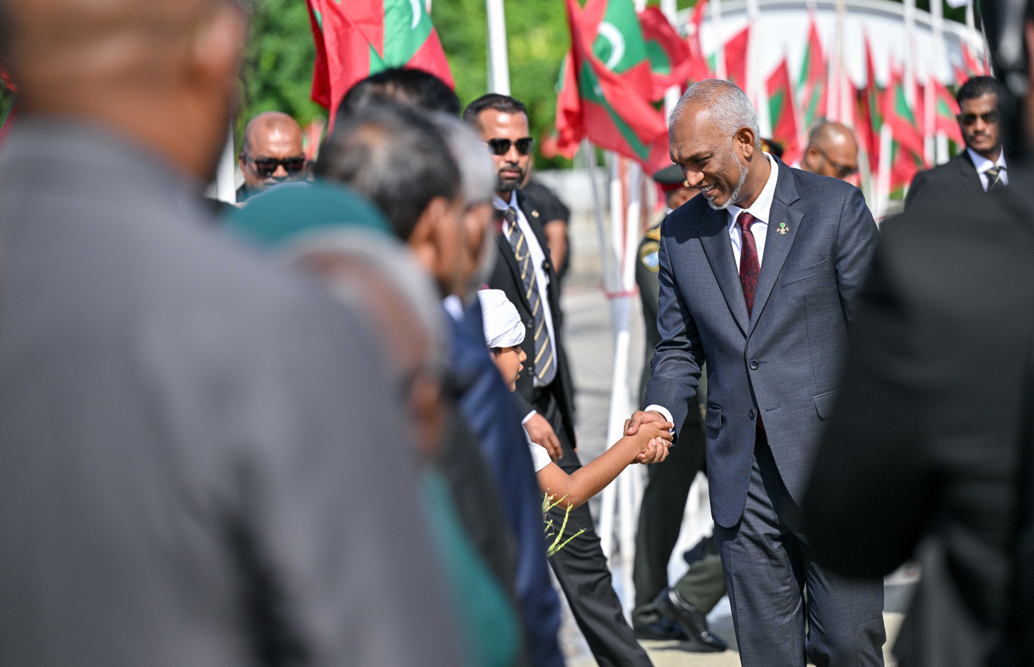 ގައުމީ ދުވަހުގެ ރަސްމީ ޖަލްސާ ޝަރަފުވެރި ކޮށްދެއްވުމަށް ރައީސް މުއިއްޒު ހއ. އުތީމަށް ވަޑައިގެން އެ ރަށުގެ ރައްތިޔުންނާ ސަލާން ކުރައްވަނީ.--- ފޮޓޯ: ރައީސް އޮފީސް