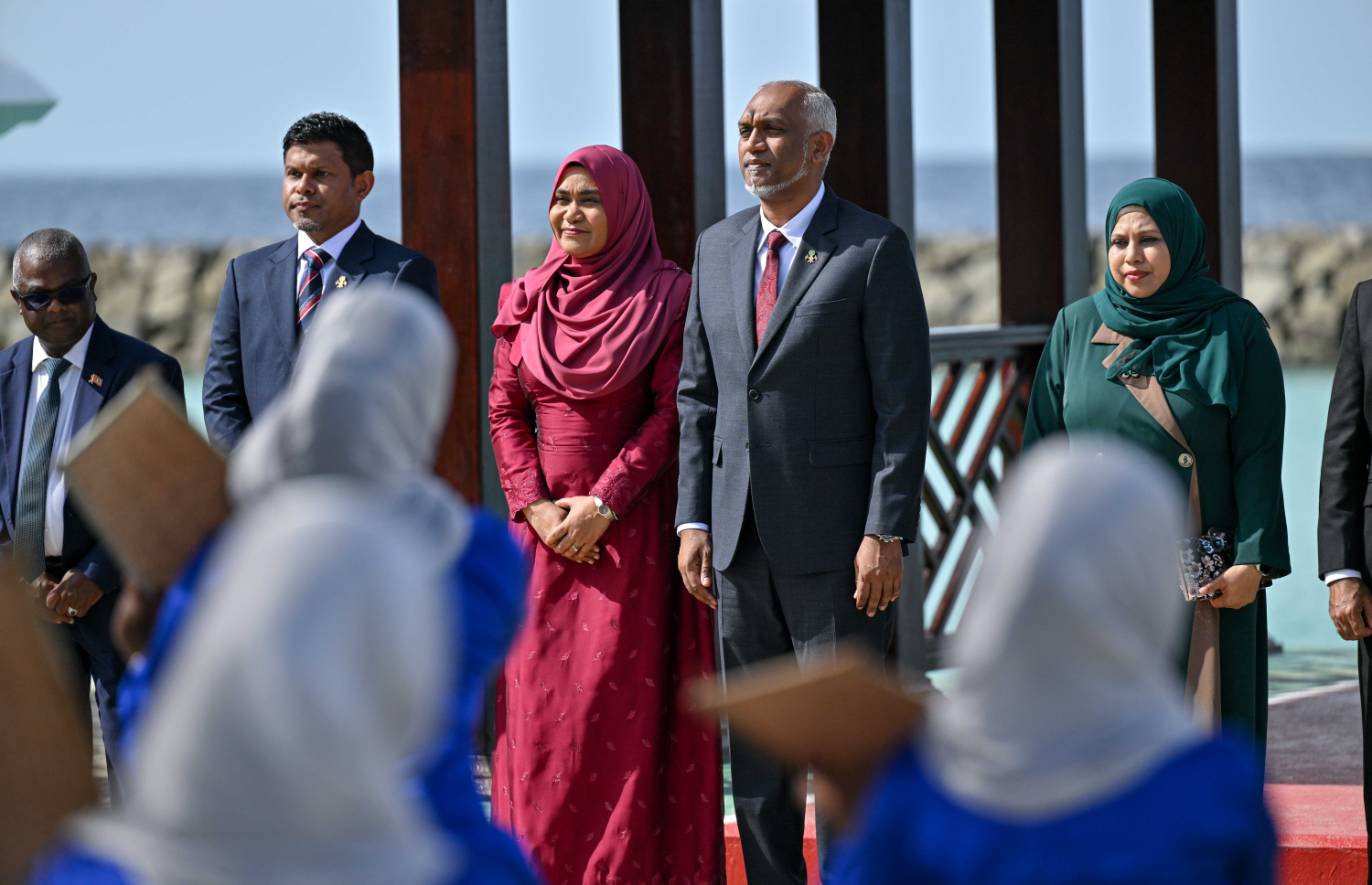 ގައުމީ ދުވަހުގެ ރަސްމީ ޖަލްސާ ޝަރަފުވެރި ކޮށްދެއްވުމަށް ހއ. އުތީމަށް ވަޑައިގަތުމުން ބޭއްވި މަރްހަބާ ދެންނެމުގެ ރަސްމިއްޔާތުގައި ރައީސް މުއިއްޒުގެ ދެކަނބަލުންނާއި ނައިބު ރައީސް ހުސައިން އަދި ކަލްޗަރަލް މިނިސްޓަރު ހީނާ ބައިވެރިވެވަޑައިގަންނަވަނީ.--- ފޮޓޯ: ރައީސް އޮފީސް