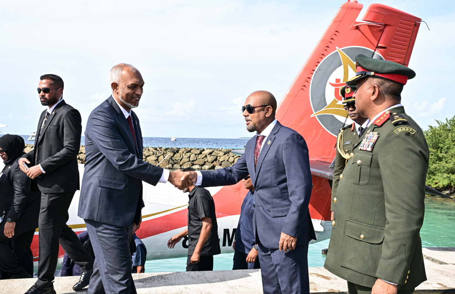 ގައުމީ ދުވަހުގެ ރަސްމީ ޖަލްސާ ޝަރަފުވެރި ކޮށްދެއްވުމަށް ރައީސް މުހައްމަދު މުއިއްޒު ހއ. އުތީމަށް ވަޑައިގަތުމުން ޑިފެންސް މިނިސްޓަރު ހަސަން ރަޝީދު މަރުހަބާ ދަންނަވަނީ. --- ފޮޓޯ: ރައީސް އޮފީސް