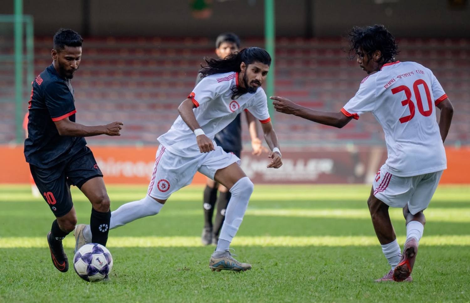 އޮޑީ އާއި ބުރުގެ މެޗުގެ ތެރެއިން --- ފޮޓޯ: ފަޔާޒ މޫސާ | މިހާރު