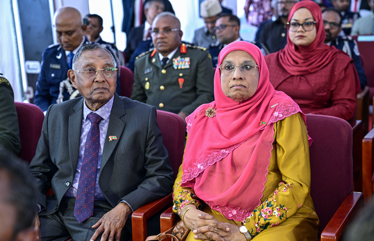 މި އަހަރުގެ ގައުމީ ދުވަހުގެ ރަސްމީ ޖަލްސާގައި ދައުލަތަށް ގިނަ ދުވަހު ހިދުމަތް ކުރެއްވި ބައެއް ބޭފުޅުން ބައިވެރިވެ ވަޑައިގަންނަވަނީ -- ފޮޓޯ: ރައީސް އޮފީސް