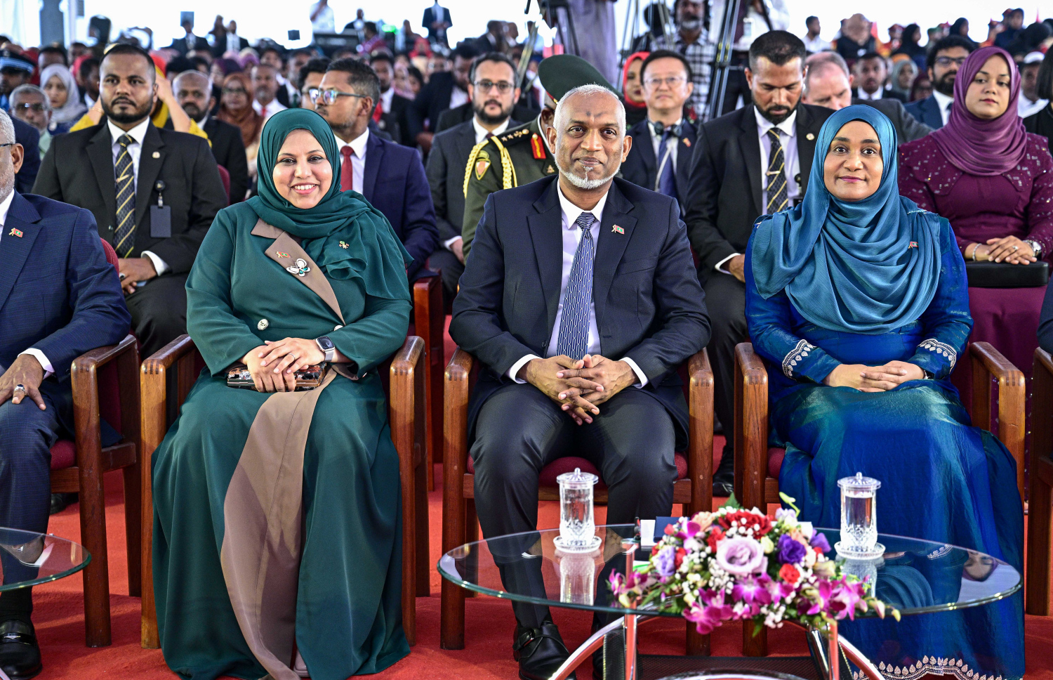 މި އަހަރުގެ ގައުމީ ދުވަހުގެ ރަސްމީ ޖަލްސާގައި ރައީސް ޑރ މުހައްމަދު މުއިއްޒުގެ ދެކަނބަލުންނާއި އާޓްސް، ކަލްޗާ އެންޑް ހެރިޓޭޖް މިނިސްޓަރު ހީނާ ވަލީދު ބައިވެރިވެ ވަޑައިގަންނަވަނީ -- ފޮޓޯ: ރައީސް އޮފީސް