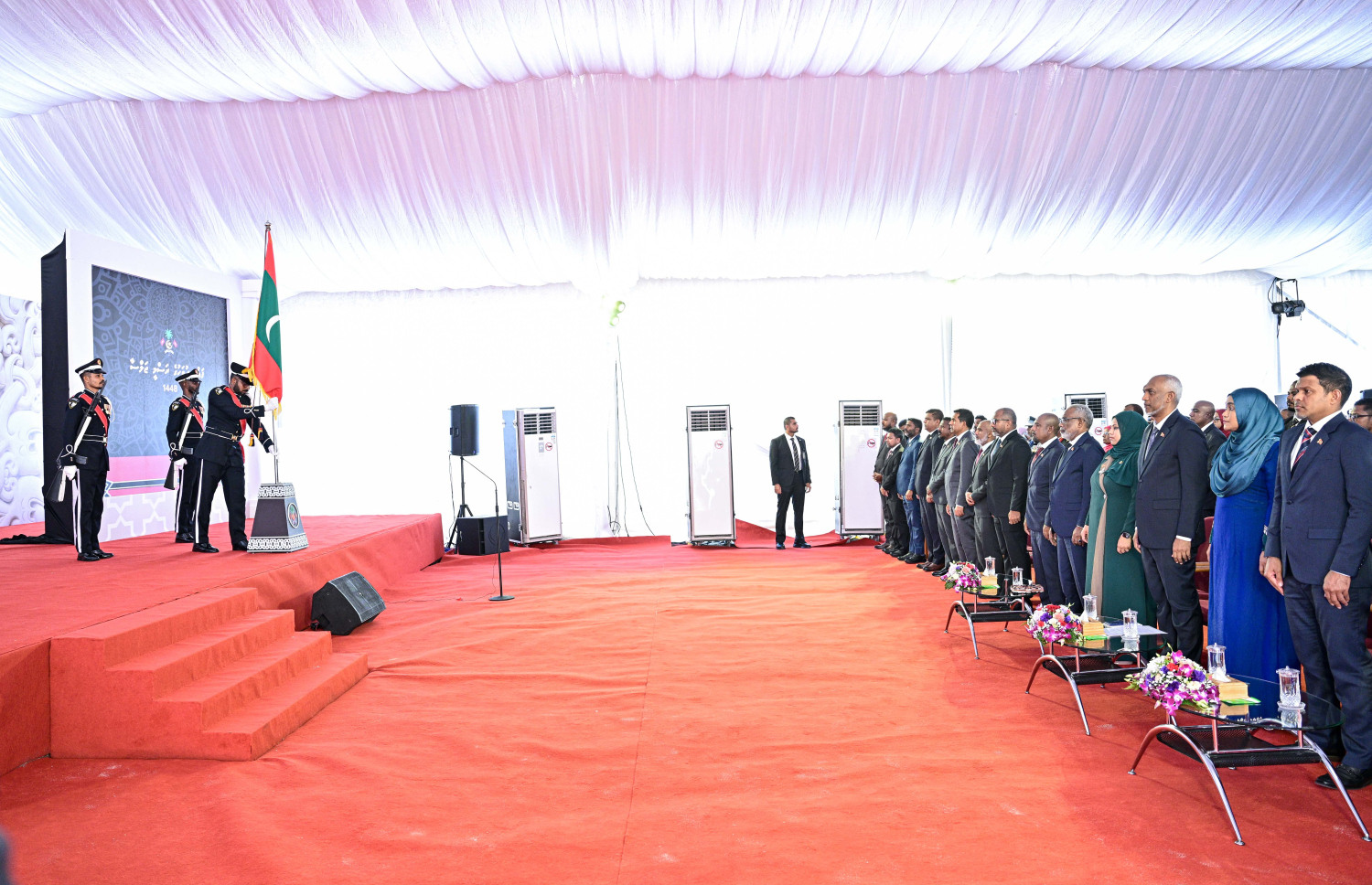މި އަހަރުގެ ގައުމީ ދުވަހުގެ ރަސްމީ ޖަލްސާ ފެށުމުގެ ގޮތުން ދިވެހި ސިފައިން ގައުމީ ދިދަ ޖަހަނީ -- ފޮޓޯ: ރައީސް އޮފީސް