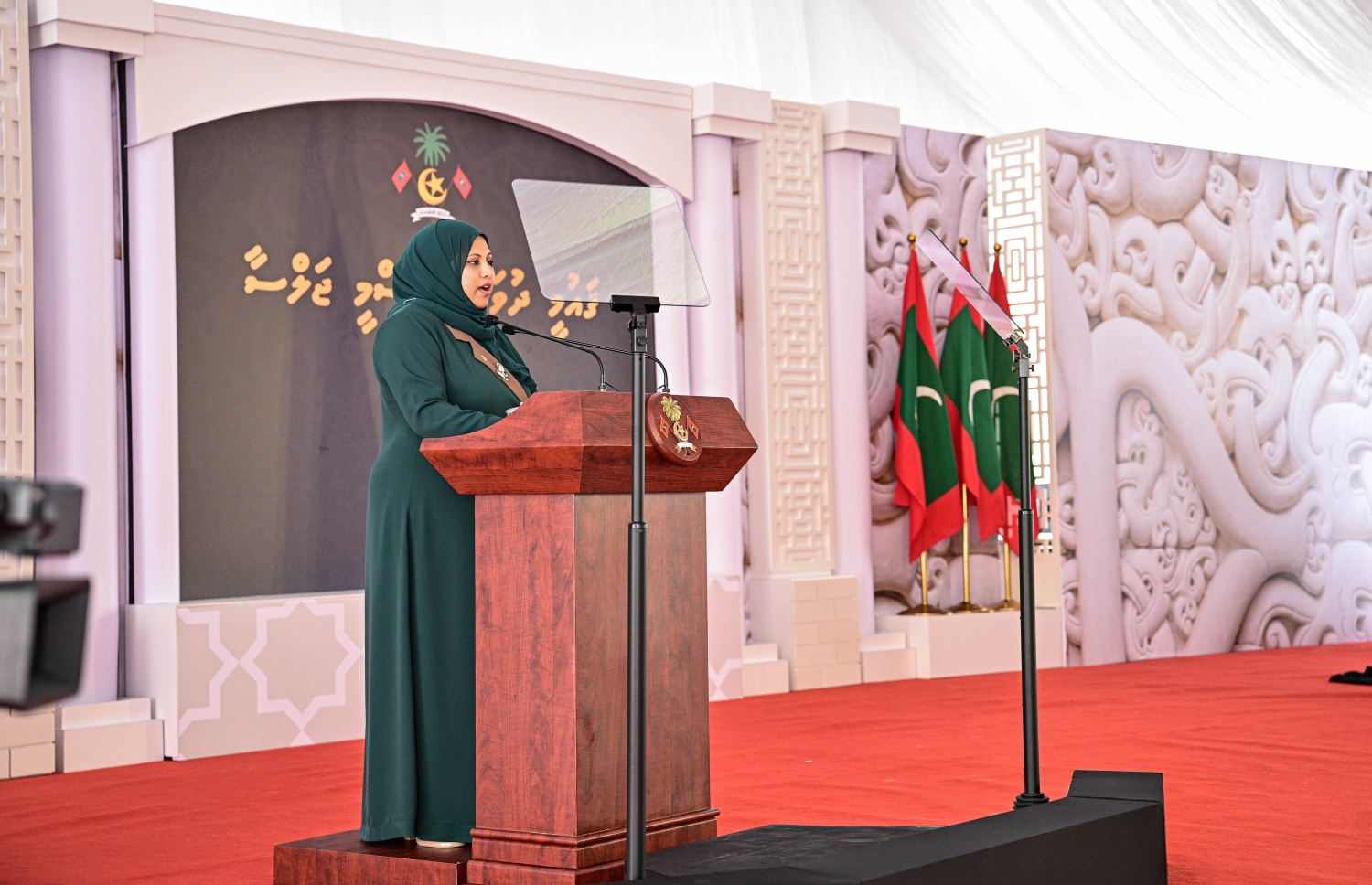 އުތީމުގައި ބޭއްވި މި އަހަރުގެ ގައުމީ ދުވަހުގެ ރަސްމީ ޖަލްސާގައި  އާޓްސް، ކަލްޗާ އެންޑް ހެރިޓޭޖް މިނިސްޓަރު ހީނާ ވަލީދު ވާހަކަދައްކަވަނީ -- ފޮޓޯ: ރައީސް އޮފީސް