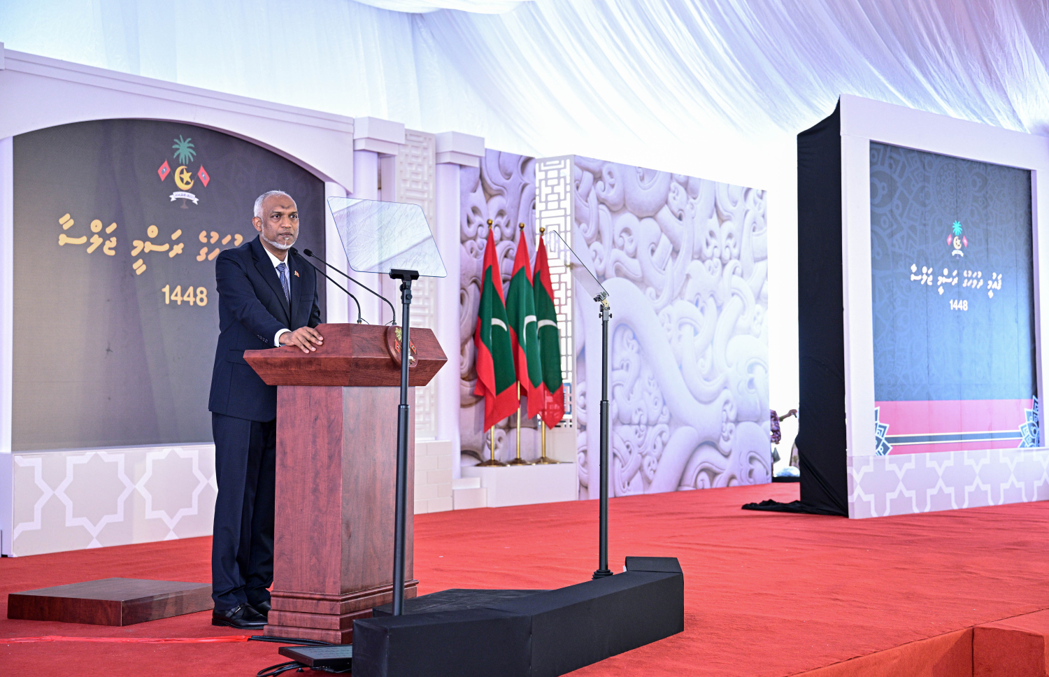 އުތީމުގައި ބޭއްވި މި އަހަރުގެ ގައުމީ ދުވަހުގެ ރަސްމީ ޖަލްސާގައި ރައީސް ޑރ މުހައްމަދު މުއިއްޒު ވާހަކަފުޅު ދައްކަވަނީ: އިސްލާމީ އިންތަކާ ފުށުއަރާ ގާނޫނު ނުހެދޭނެ ހަރުދަނާ ނިޒާމެއް ގާއިމްކުރާނެކަމަށް މި ޖަލްސާގައި ވާހަކަފުޅު ދައްކަވަމުން ރައީސް ވަނީ ވިދާޅުވެފަ -- ފޮޓޯ: ރައީސް އޮފީސް
