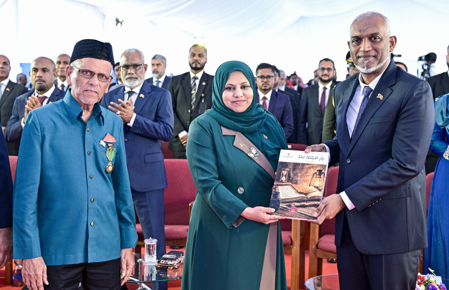 ގައުމީ ދުވަހުގެ ރަސްމީ ޖަލްސާގައި "ދިވެހި ގައުމިއްޔަތުގެ ދަސްތާ" ފޮތް ރައީސް ނެރެދެއްވަނީ -- ފޮޓޯ: ރައީސް އޮފީސް