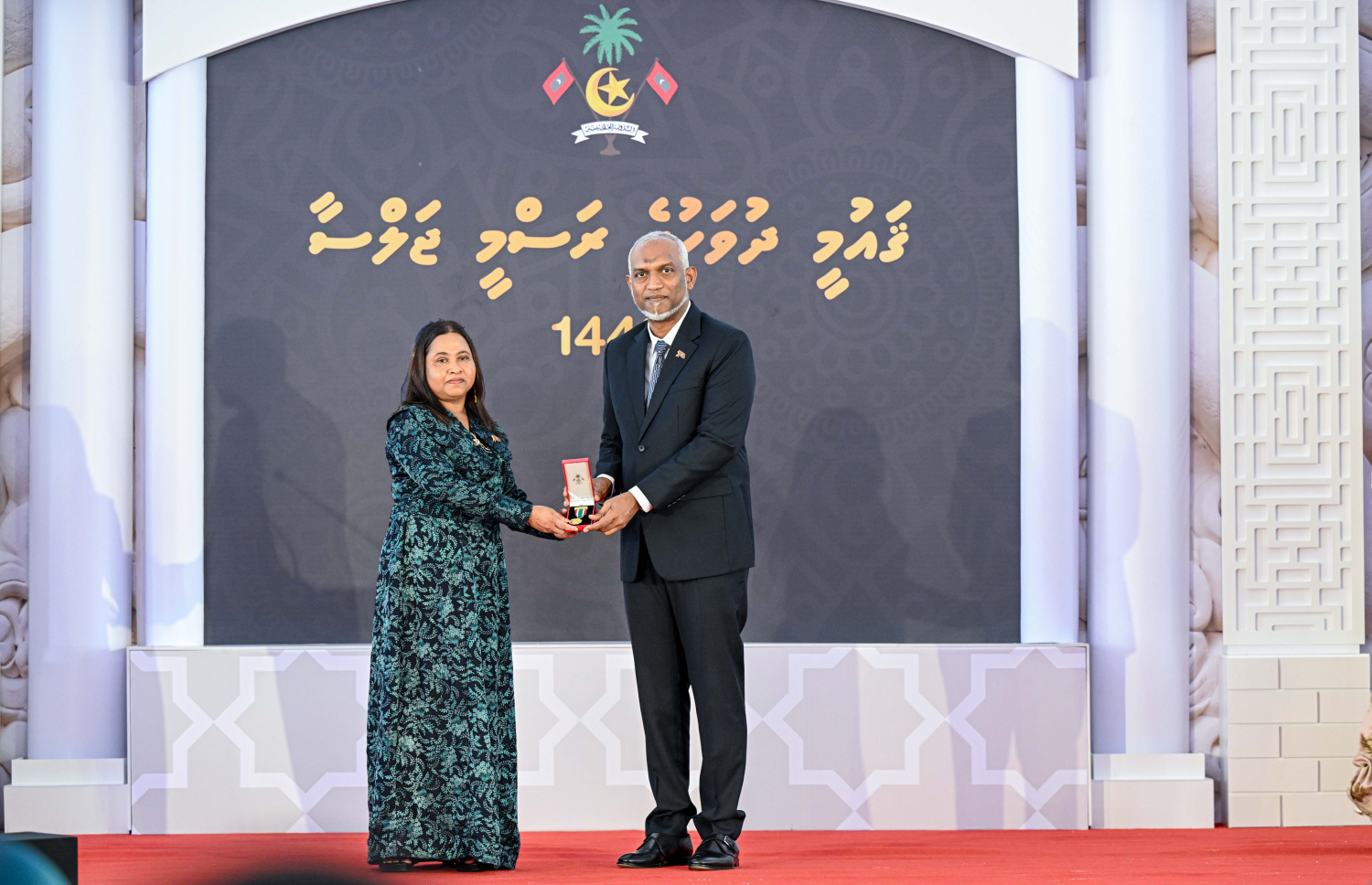 ހިތްވަރު ދިނުމުގެ ގައުމީ އިނާމު ލިބިވަޑައިގެންނެވި ފަރާތަކަށް ރައީސް ޑރ. މުހައްމަދު މުއިއްޒު އިނާމު ހަވާލުކޮށް ދެއްވަނީ.-- ފޮޓޯ: ރައީސް އޮފީސް