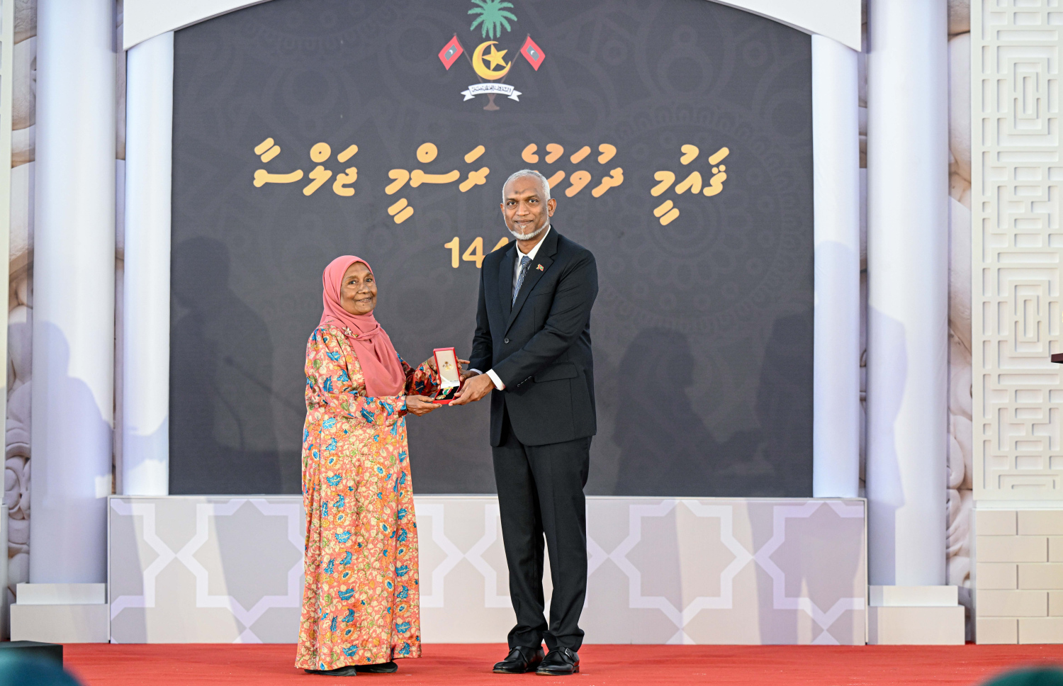 ޝަރަފުގެ ގައުމީ އިނާމު ލިބުނު ޖަމިއްޔާ، ސޮަސައިޓީ ފޯ ހެލްތު އެޑިއުކޭޝަން (ޝީ) އަށް ރައީސް ޑރ މުހައްމަދު މުއިއްޒު އިނާމު ހަވާލުކޮށްދެއްވަނީ: ޝީ އުފެއްދީ އޭޕްރީލް 7، 1988ގަ. ދިވެހިންގެ މެދުގައި ސިއްހީ ހޭލުންތެރިކަން އިތުރުކުރަން އުފެއްދި އެ ޖަމިއްޔާ އިން މިހާތަނަށް ގިނަ މަސައްކަތްތަކެއް ވަނީ ކޮށްދީފަ -- ފޮޓޯ: ރައީސް އޮފީސް