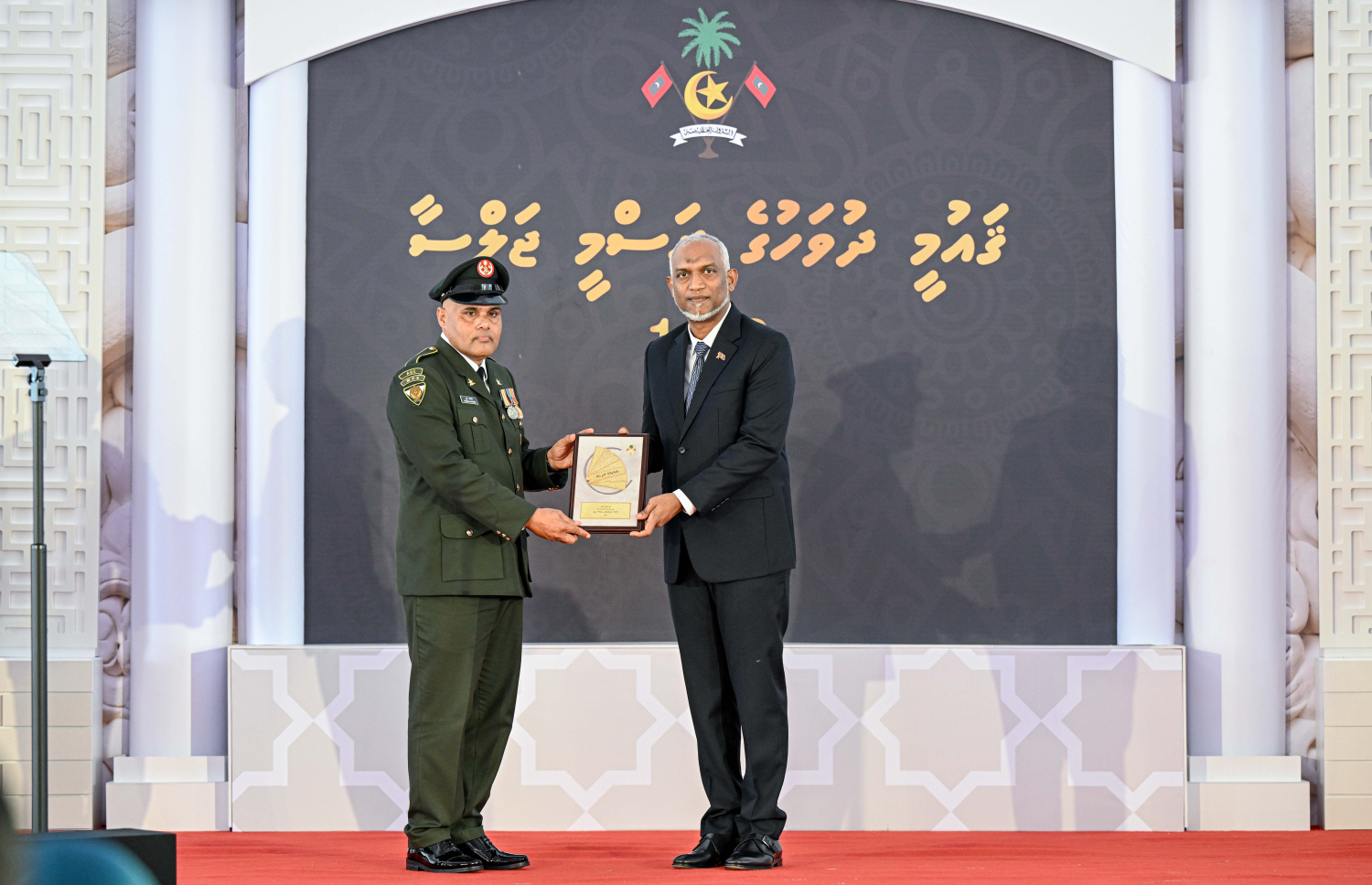 ދިވެހި ތާރީހުގެ ދާއިރާއިން ހިތްވަރު ދިނުމުގެ ގައުމީ އިނާމު ލިބިވަޑައިގެންނެވި ކޮމާންޑް ސާޖަންޓް މޭޖާ އަބްދުﷲ ސައީދުއަށް ރައީސް ޑރ. މުހައްމަދު މުއިއްޒު އިނާމު ހަވާލުކޮށް ދެއްވަނީ.-- ފޮޓޯ: ރައީސް އޮފީސް