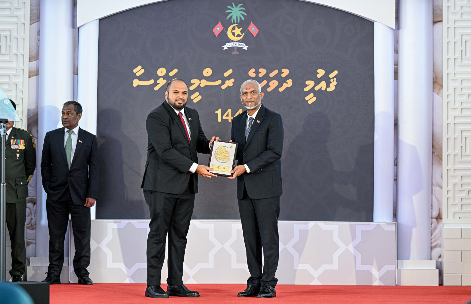 މުއާސަލާތާއި އިންފޮމޭޝަން ޓެކްނޮލޮޖީގެ ދާއިރާއިން ހިތްވަރު ދިނުމުގެ ގައުމީ އިނާމު ލިބިވަޑައިގެންނެވި އަރުޝަދު އަހުމަދަށް ރައީސް ޑރ. މުހައްމަދު މުއިއްޒު އިނާމު ހަވާލުކޮށް ދެއްވަނީ.-- ފޮޓޯ: ރައީސް އޮފީސް