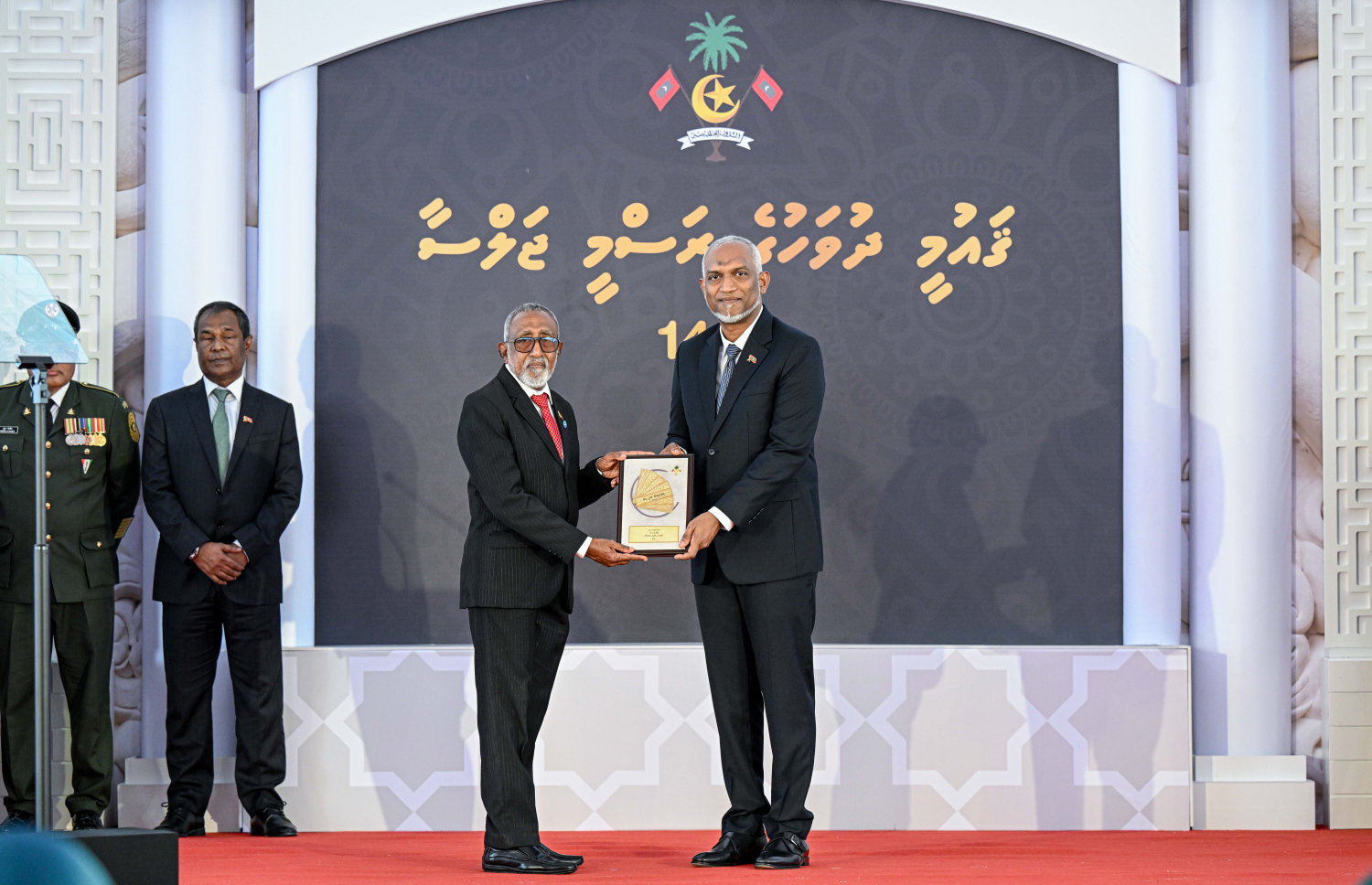 ވިޝުއަލް އާޓްސްގެ ދާއިރާއިން ހިތްވަރު ދިނުމުގެ ގައުމީ އިނާމު ލިބިވަޑައިގެންނެވި އިސްމާއިލް އަބްދުލްޣަފޫރުއަށް ރައީސް ޑރ. މުހައްމަދު މުއިއްޒު އިނާމު ހަވާލުކޮށް ދެއްވަނީ.-- ފޮޓޯ: ރައީސް އޮފީސް