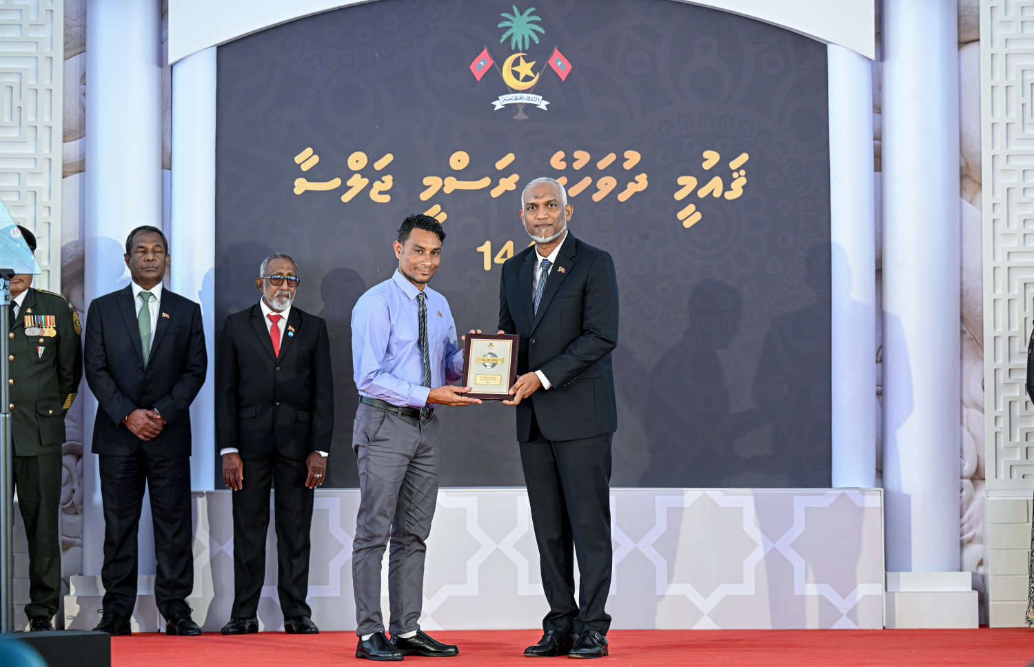 ކުޅިވަރުގެ ދާއިރާއިން މީހުން ތަމްރީނު ކުރުމުގެ ރޮނގުން ހިތްވަރު ދިނުމުގެ ގައުމީ އިނާމު، ގައުމީ ފުޓްބޯޅަ ޓީމުގެ ކުރީގެ އެސިސްޓަންޓް ކޯޗު މަރްހޫމް އިހުސާން އަބްދުލްގަނީ (ސާންތީ) ގެ ހަނދާނަށް، ސާންތީގެ ކޮއްކޮ އަހުސަން އަށް އިނާމު ހަވާލުކޮށްދެއްވަނީ -- ފޮޓޯ: ރައީސް އޮފީސް
