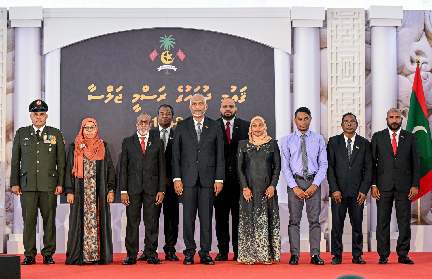 ހިތްވަރު ދިނުމުގެ ގައުމީ އިނާމު ލިބިވަޑައިގެންނެވި ބޭފުޅުން ރައީސް ޑރ މުހައްމަދު މުއިއްޒާ އެކު ގުރޫޕް ފޮޓޯއަކަށް ހުއްޓިލައިގެން. -- ފޮޓޯ: ރައީސް އޮފީސް