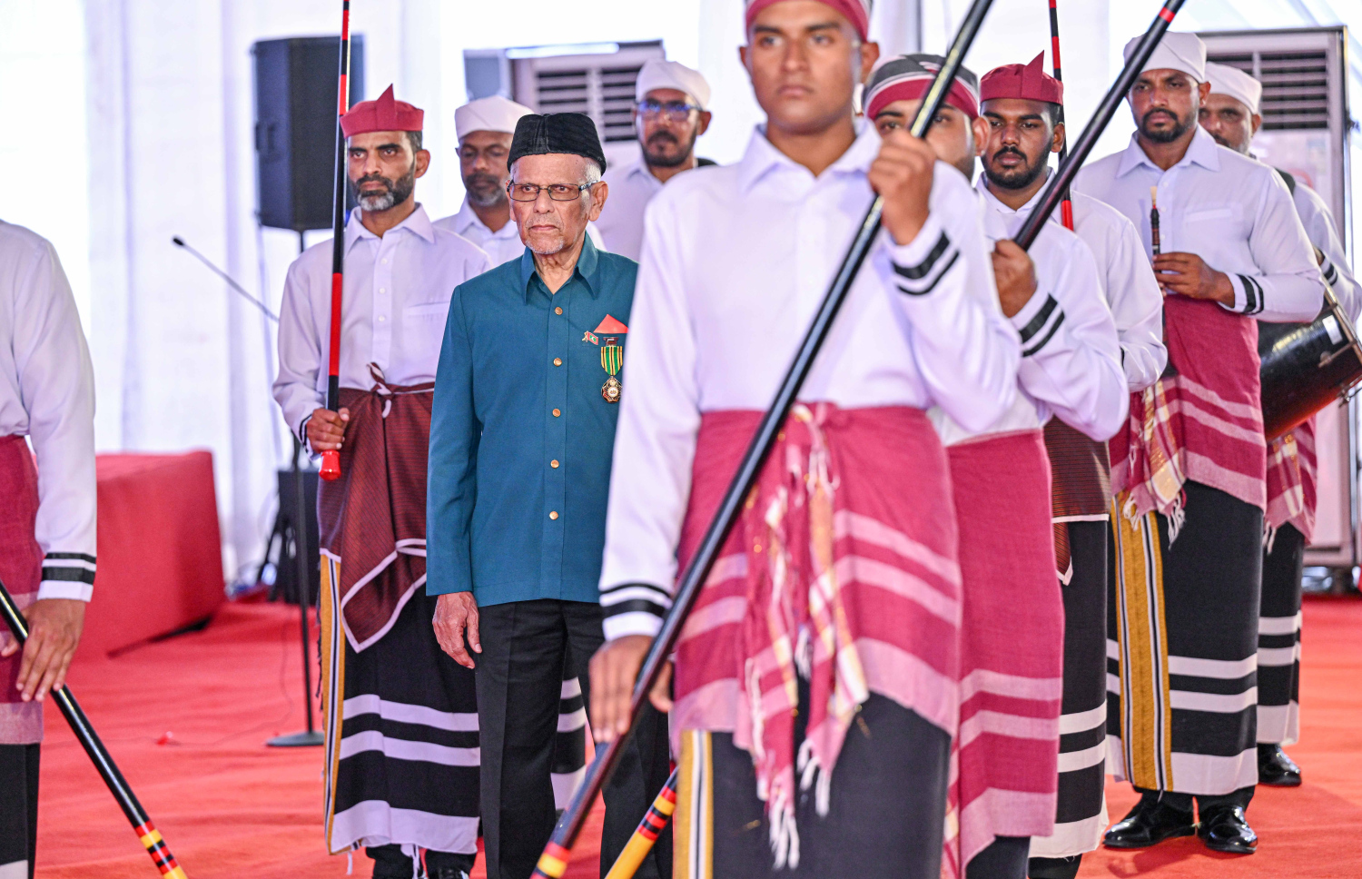 ނިޝާން ދިޔަމިގިލީ ޝަރަފުގެ އިއްޒަތް ލިބިވަޑައިގެންނެވި ކަށިމާ އަހުމަދު ޝާކިރު ރަސްމީ އިއްޒަތުގައި ވަޑައިގަންނަވަނީ -- ފޮޓޯ: ރައީސް އޮފީސް