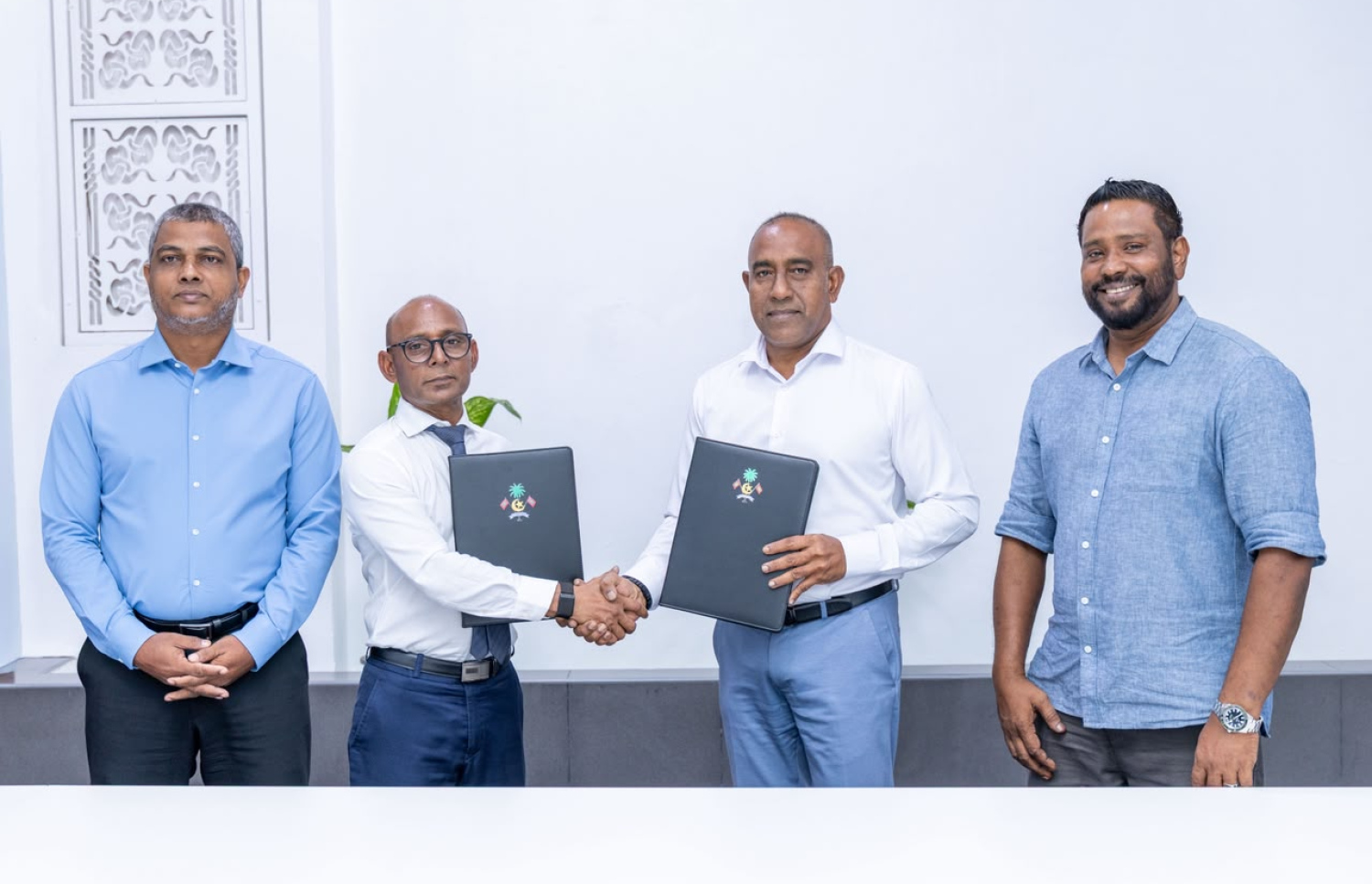 ވިލިމާލޭގައި ޑިންގީ ޖެޓީއެއް ހެދުމަށާއި ގޮނޑުދޮށް ހިމާޔަތްކުރުމަށް އެމްޓީސީސީއާ އެކު އެއްބަސްވުމުގައި ސޮއިކުރުމުގެ ރަސްމިއްޔާތު.-- ފޮޓޯ: އުމްރާނީ ތަރައްގީއާ ބެހޭ މިނިސްޓްރީ