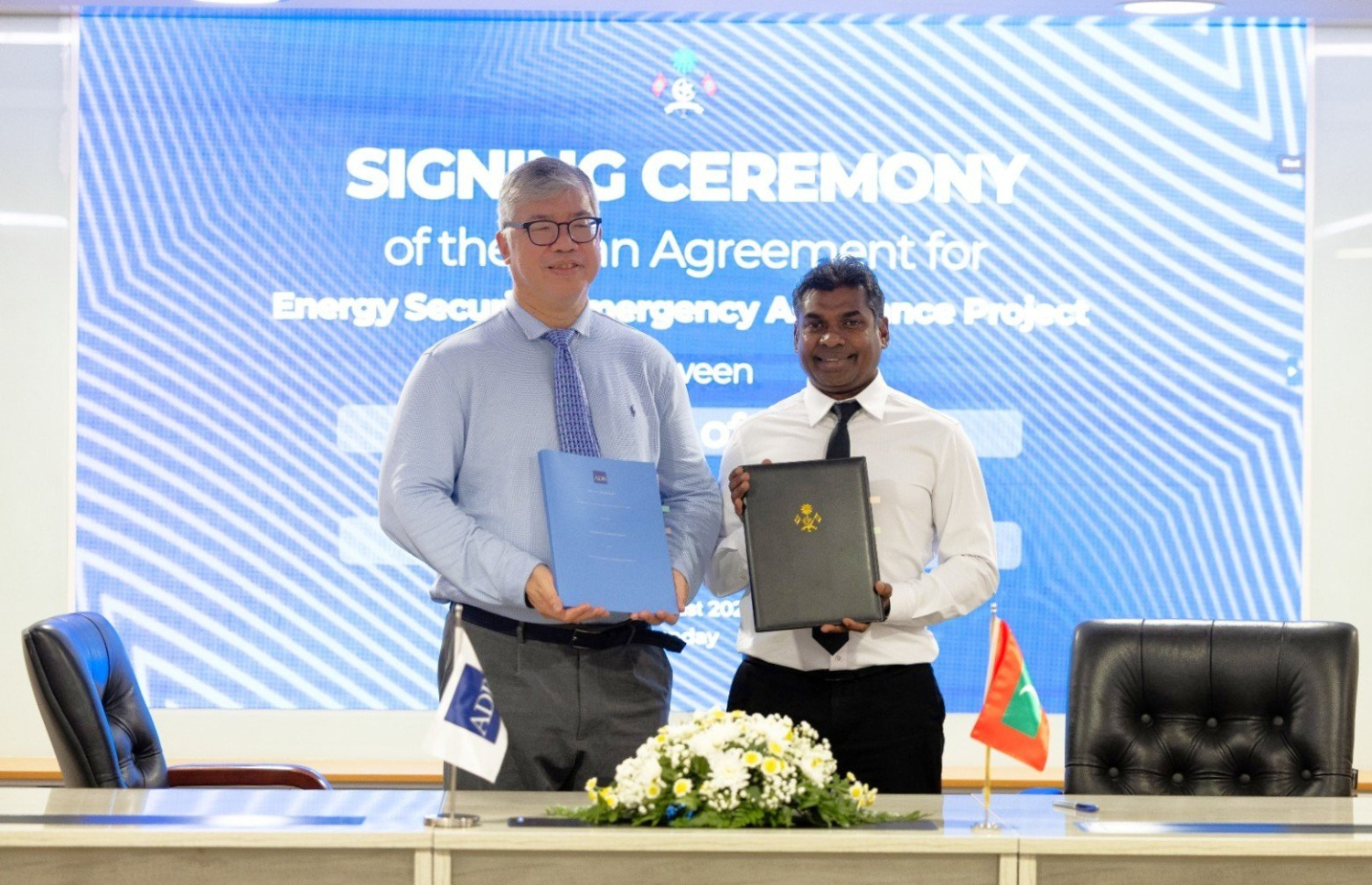 އެނާޖީ ސެކިއުރިޓީ އެމަޖެންސީ އެސިސްޓެންޓް ޕްރޮޖެކްޓުގެ އެއްބަސްވުން އެސްޓީއޯގެ މެނޭޖިން ޑިރެކްޓަރު ޝިމާދު އިބްރާހީމާއި އޭޑީބީގެ ރީޖަނަލް ހެޑް ޑރ. ތިއާމް ހީ ނިގް ބަދައްލުކުރައްވަނީ.-- ފޮޓޯ: ފިނޭންސް މިނިސްޓްރީ