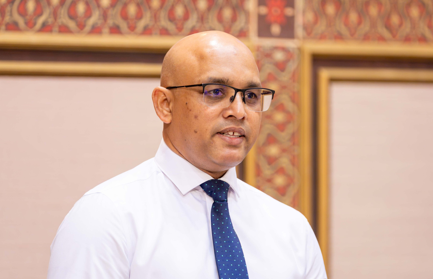ފިނޭންސް މިނިސްޓަރު ހަސަން ޒަރީރު ރައްޔިތުންގެ މަޖިލީހުގެ މިއަދުގެ ޖަލްސާގައި މެންބަރުންގެ ސުވާލުތަކަށް ޖަވާބުދެއްވަނީ. -- ފޮޓޯ: ރައްޔިތުންގެ މަޖިލީހުގެ އިދާރާ
