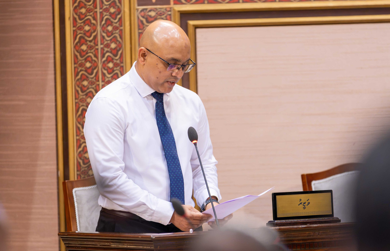 ފިނޭންސް މިނިސްޓަރު ހަސަން ޒަރީރު މަޖިލީހުގައި މެމްބަރުންގެ ސުވާލުތަކަށް ޖަވާބު ދެއްވަނީ-- ފޮޓޯ: ރައްޔިތުންގެ މަޖިލީހުގެ އިދާރާ