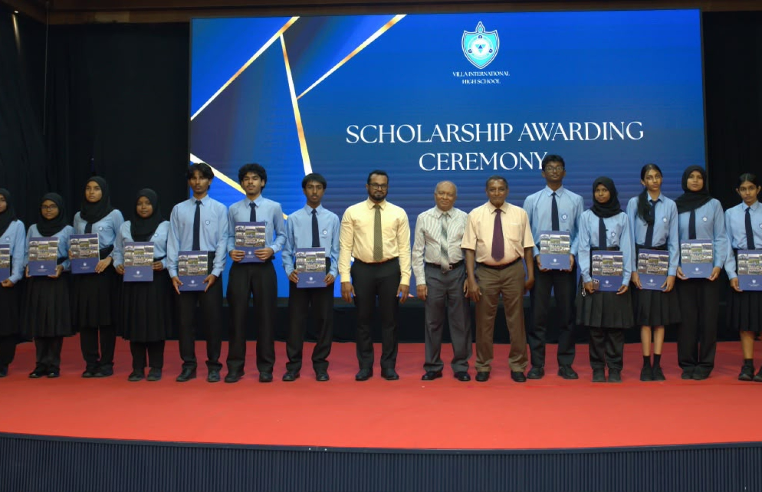 ވީއައިއެޗްއެސްގެ ސްކޮލާޝިޕް ލިބުނު ބައެއް ދަރިވަރުން --- ފޮޓޯ/ވީއައިއެޗްއެސް