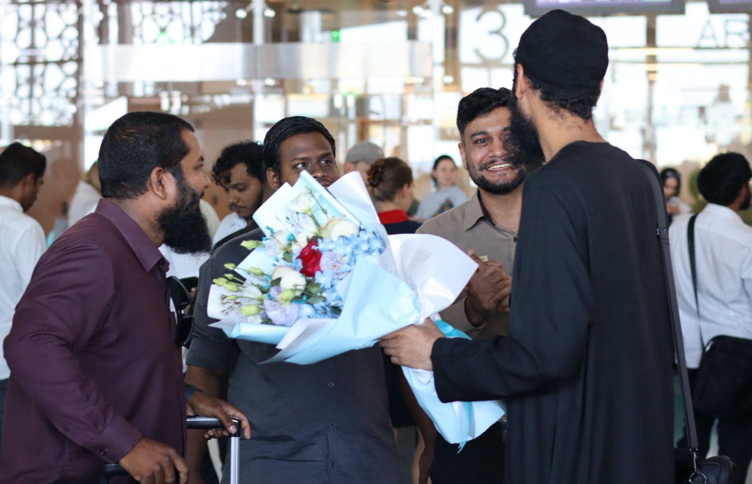 ޝައިހް އަބޫ ތަމިއްޔާ ރާއްޖެ ވަޑައިގަތުމުން ޝައިހް އާޒިމް ހާލިދު އެއާޕޯޓުން މަރުހަބާ ކިޔަނީ-- ފޮޓޯ: މަހަލްދީބު ފައުންޑޭޝަން