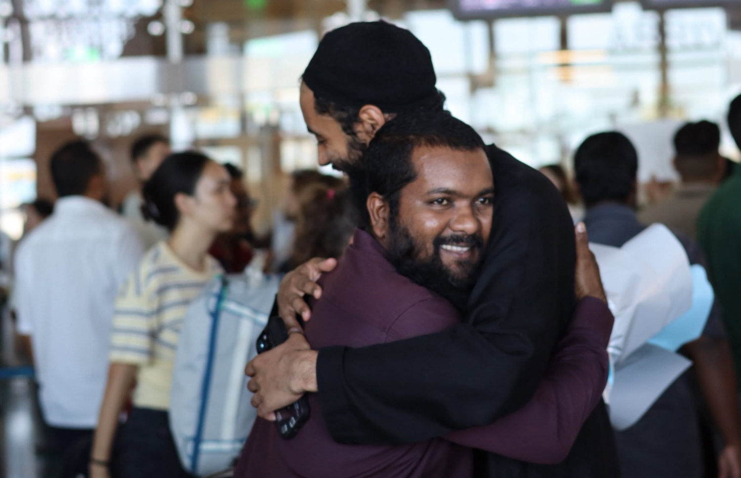 ޝައިހް އަބޫ ތަމިއްޔާ ރާއްޖެ ވަޑައިގަތުމުން ޝައިހް އާޒިމް ހާލިދު އެއާޕޯޓުން މަރުހަބާ ކިޔަނީ-- ފޮޓޯ: މަހަލްދީބު ފައުންޑޭޝަން
