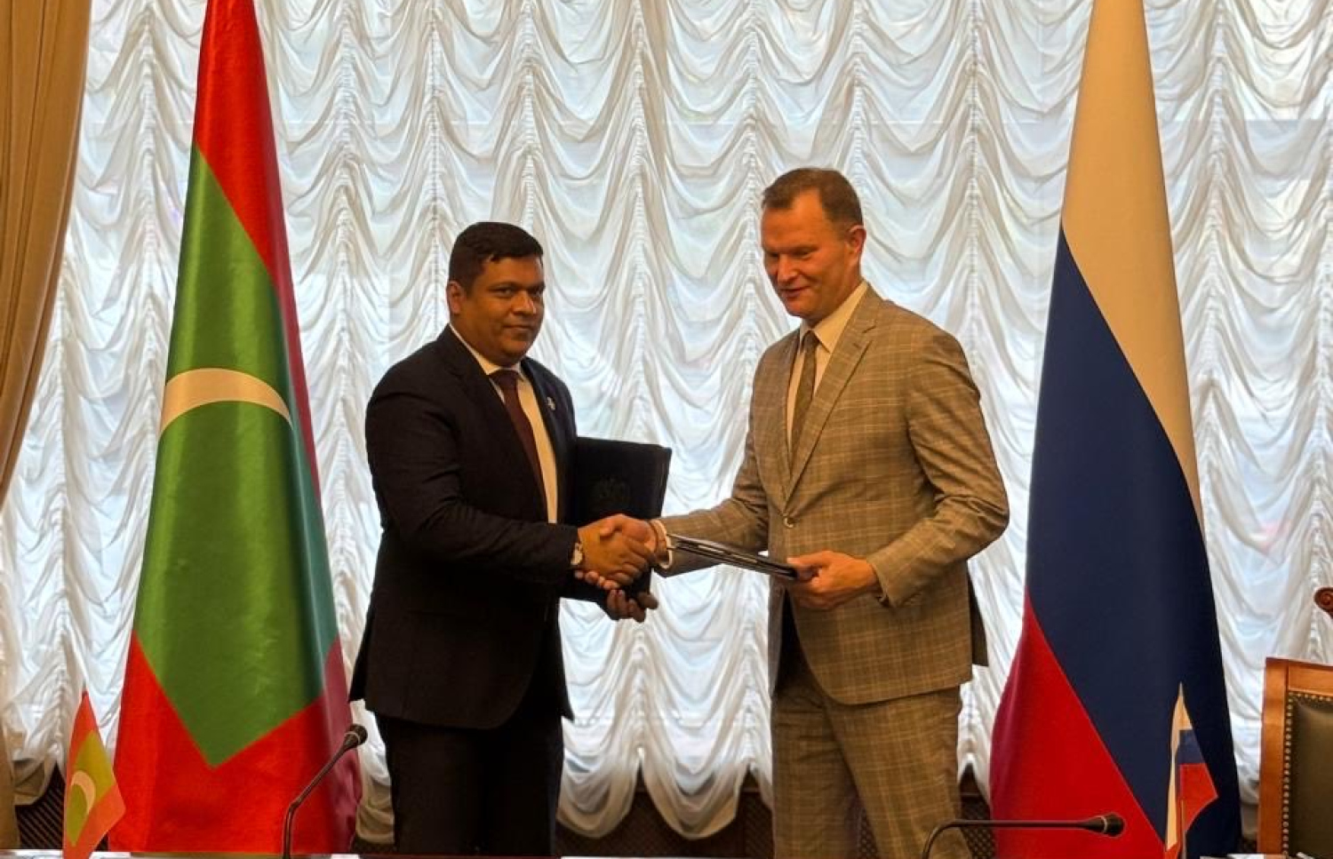 ރާއްޖެއާ ރަޝިޔާއާ ދެމެދު ވައިގެ ދަތުރު އިތުރުކުރަން އެއްބަސްވުމެއްގައި ސޮއިކުރެއްވުމަށްފަހު މިނިސްޓަރު އަމީނާއި ޑްމިޓްރީ ޒެވްރޭވްއާ ސަލާމްކުރައްވަނީ --- ފޮޓޯ/ޓޫރިޒަމް މިިނިސްޓްރީ