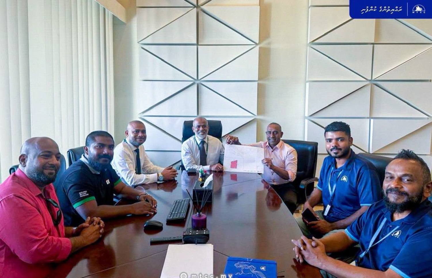 އެމްޓީސީސީގެ މުވައްޒަފުންގެ ހިޔާ މަޝްރޫއުގެ ބިމާ ގުޅޭ މަޝްވަރާތައް އެޗްޑީސީއާ އެކު އިއްޔެ ކުރިއަށް ގެންދަނީ.---ފޮޓޯ: އެމްޓީސީސީ