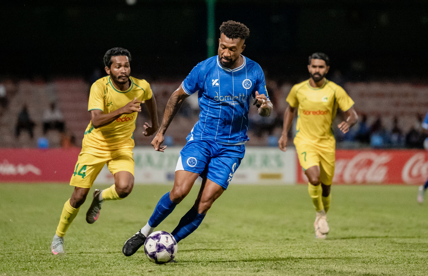 ކަޕް ވިނާސް ކަޕްގެ ފައިނަލް މެޗުގައި ނިއުގެ ކުޅުންތެރިޔާއަތުން ބޯޅަ ހޯދަން މާޒިޔާ ކުޅުންތެރިޔާ މަސައްކަތްކުރަނީ -- ފޮޓޯ: ފަޔާޒު މޫސާ | މިހާރު