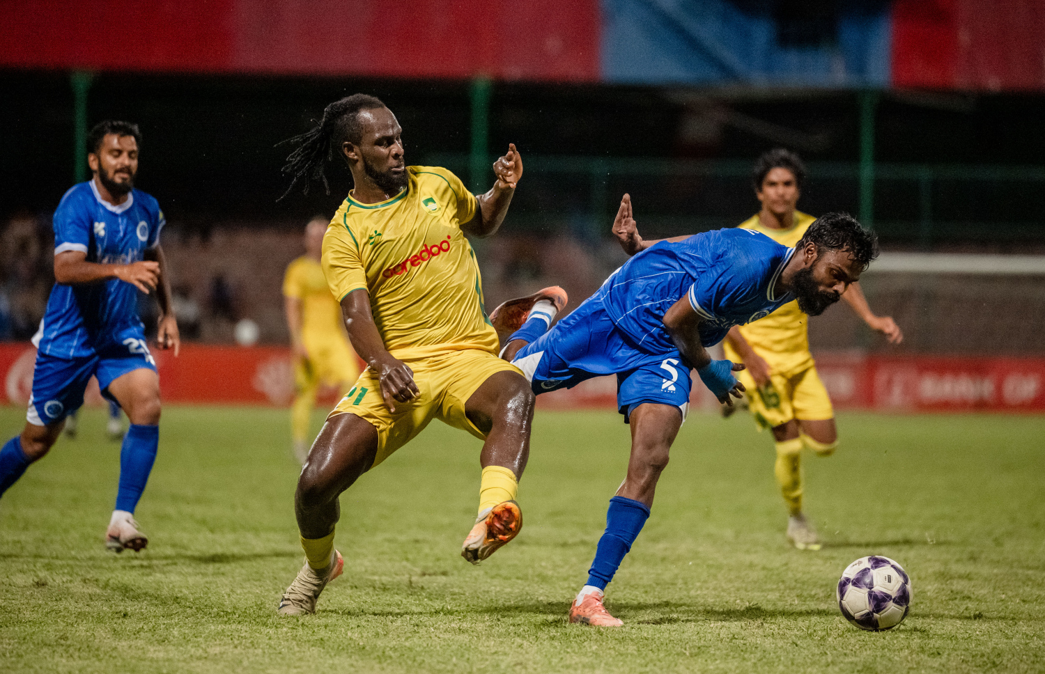 ކަޕް ވިނާސް ކަޕްގެ ފައިނަލް މެޗުގައި ނިއުގެ ކުޅުންތެރިޔާއަތުން ބޯޅަ ހޯދަން މާޒިޔާ ކުޅުންތެރިޔާ މަސައްކަތްކުރަނީ -- ފޮޓޯ: ފަޔާޒު މޫސާ | މިހާރު