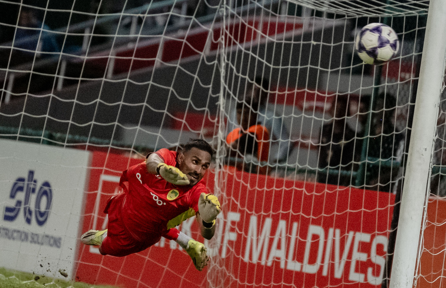 ކަޕް ވިނާސް ކަޕްގެ ފައިނަލް މެޗުގައި ނިއުގެ ކުޅުންތެރިއަކު ޖެހި ޕެނަލްޓީ ދިފާއުކުރަން މާޒިޔާގެ ކީޕަރު ޑައިވް ކުރަނީ، މެޗު ޕެނަލްޓީ ޖަހައިގެން ކާމިޔާބުކުރީ މާޒިޔާ -- ފޮޓޯ: ފަޔާޒު މޫސާ | މިހާރު