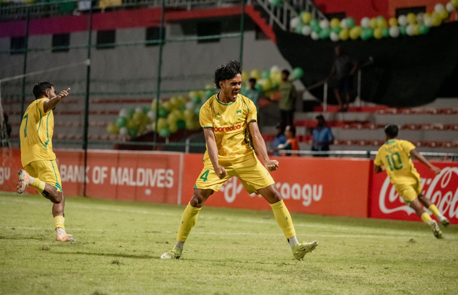 ކަޕް ވިނާސް ކަޕްގެ ޗެމްޕިއަންކަން ފުރަތަމަ ފަހަރަށް ހޯދި މާޒިޔާގެ ކުޅުންތެރިން މެޗަށްފަހު އުފާފާޅުކުރަނީ -- ފޮޓޯ: ފަޔާޒު މޫސާ | މިހާރު