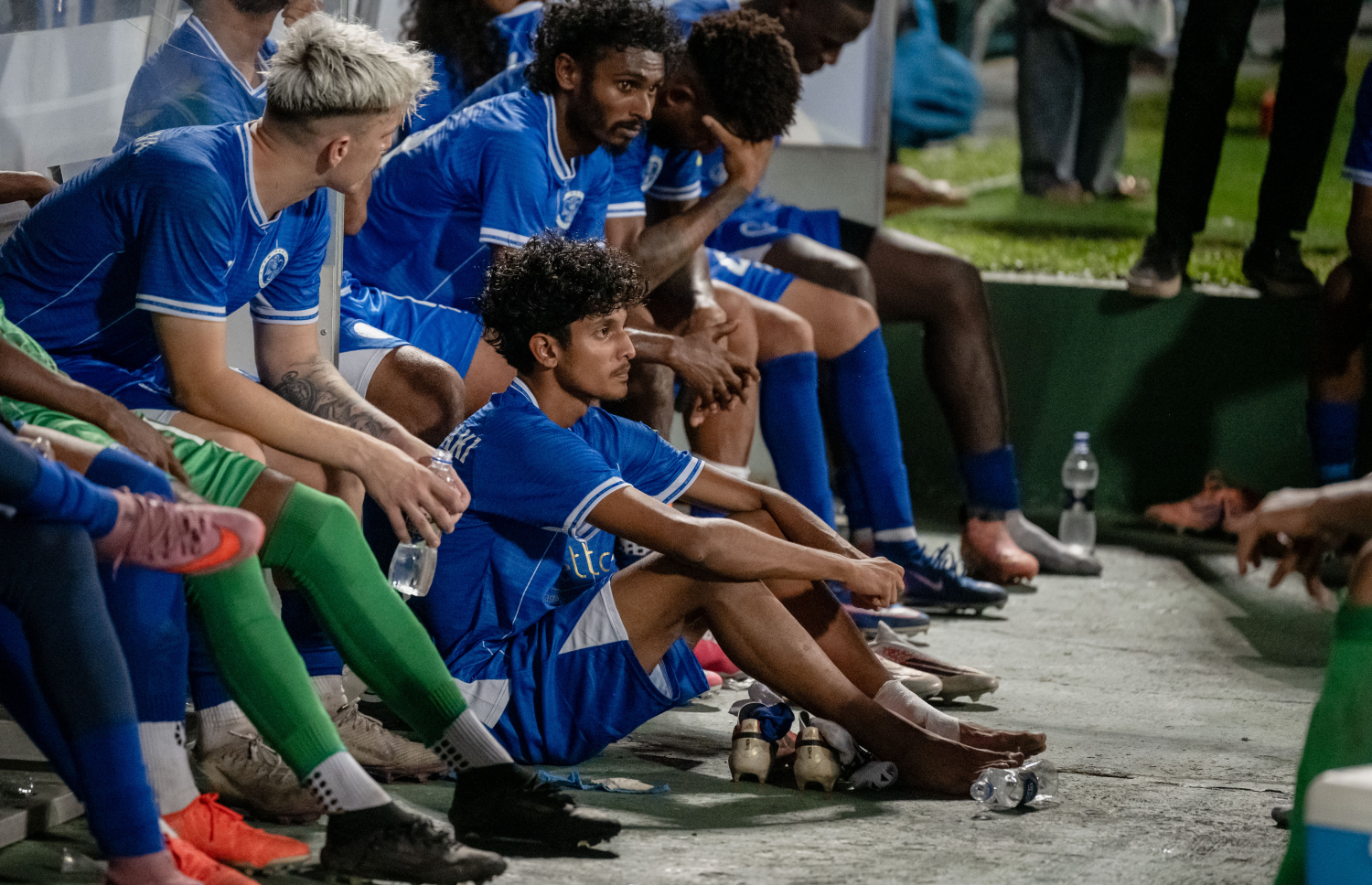 ކަޕް ވިނާސް ކަޕްގެ ފައިނަލުން މާޒިޔާއަތުން ޕެނަލްޓީ ޖަހައިގެން ބަލިވި ނިއުގެ ބައެއް ކުޅުންތެރިން ބެންޗުގައި -- ފޮޓޯ: ފަޔާޒު މޫސާ | މިހާރު