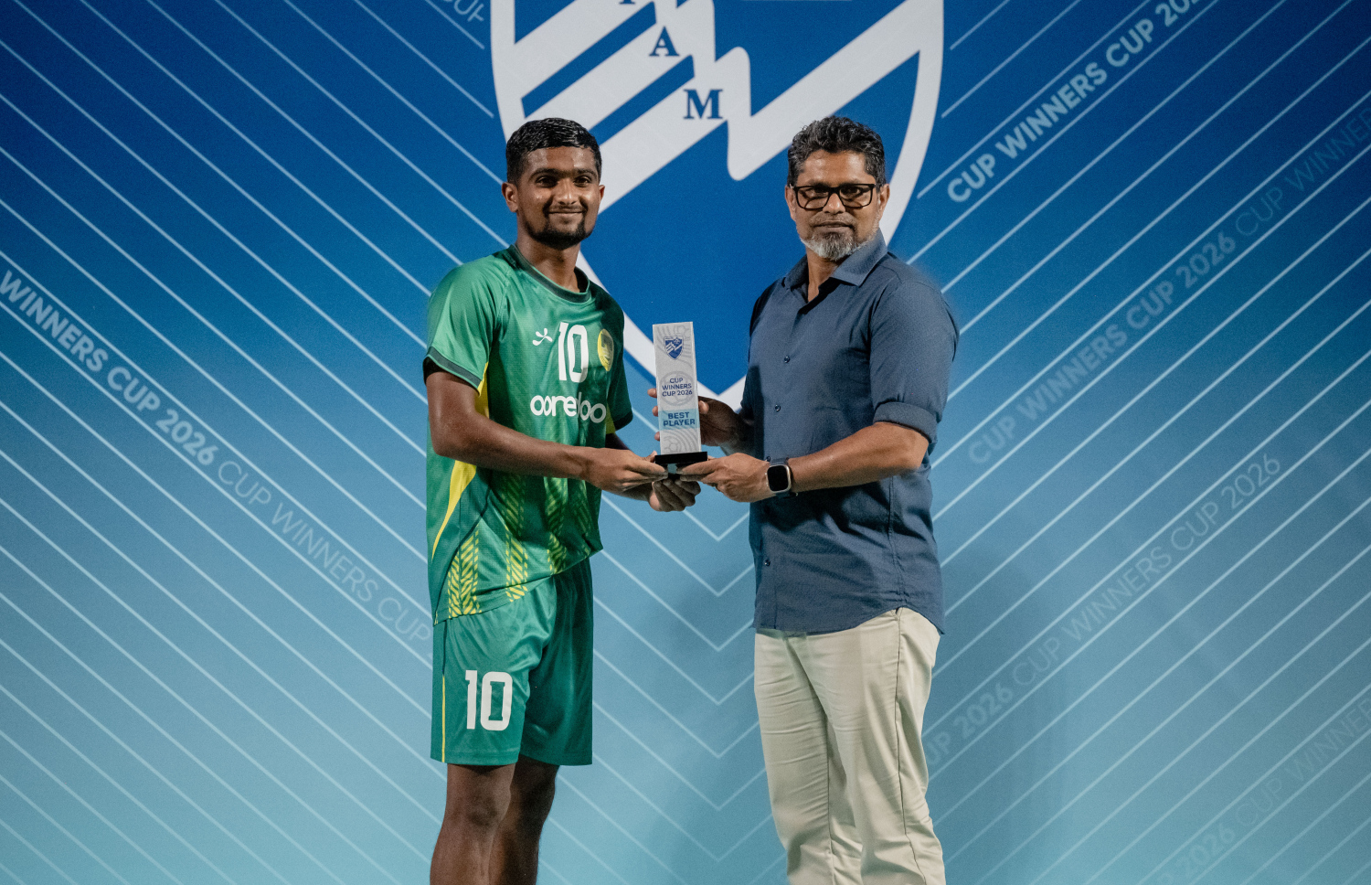 ކަޕް ވިނާސް ކަޕްގެ އެންމެ މޮޅު ކުޅުންތެރިއަކަށް ހޮވުނު މާޒިޔާގެ އަހުމަދު އައިހަމް (ފަތޯ)އަށް ޓްރޮފީ ހަވާލުކުރަނީ -- ފޮޓޯ: ފަޔާޒު މޫސާ | މިހާރު