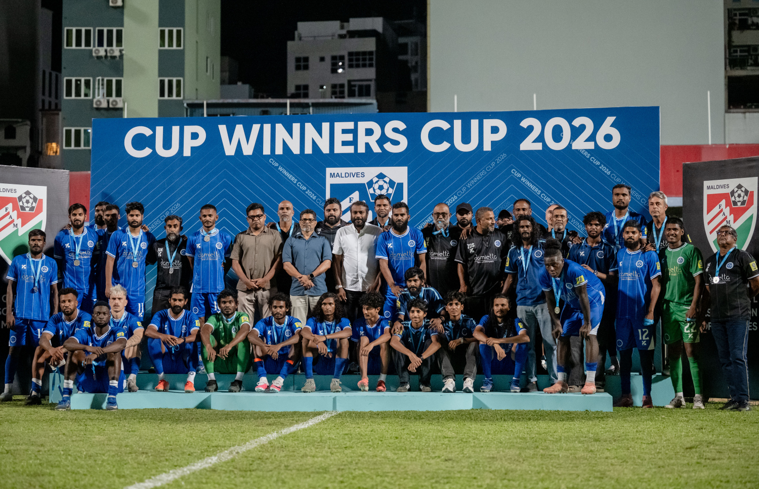 ކަޕް ވިނާސް ކަޕްގެ ފައިނަލް މެޗަށްފަހު މުބާރާތުގެ މުބާރާތުގެ ރަނަރަޕް ޓީމް ފޮޓޯއަކަށް ހުއްޓިގެން  -- ފޮޓޯ: ފަޔާޒު މޫސާ | މިހާރު