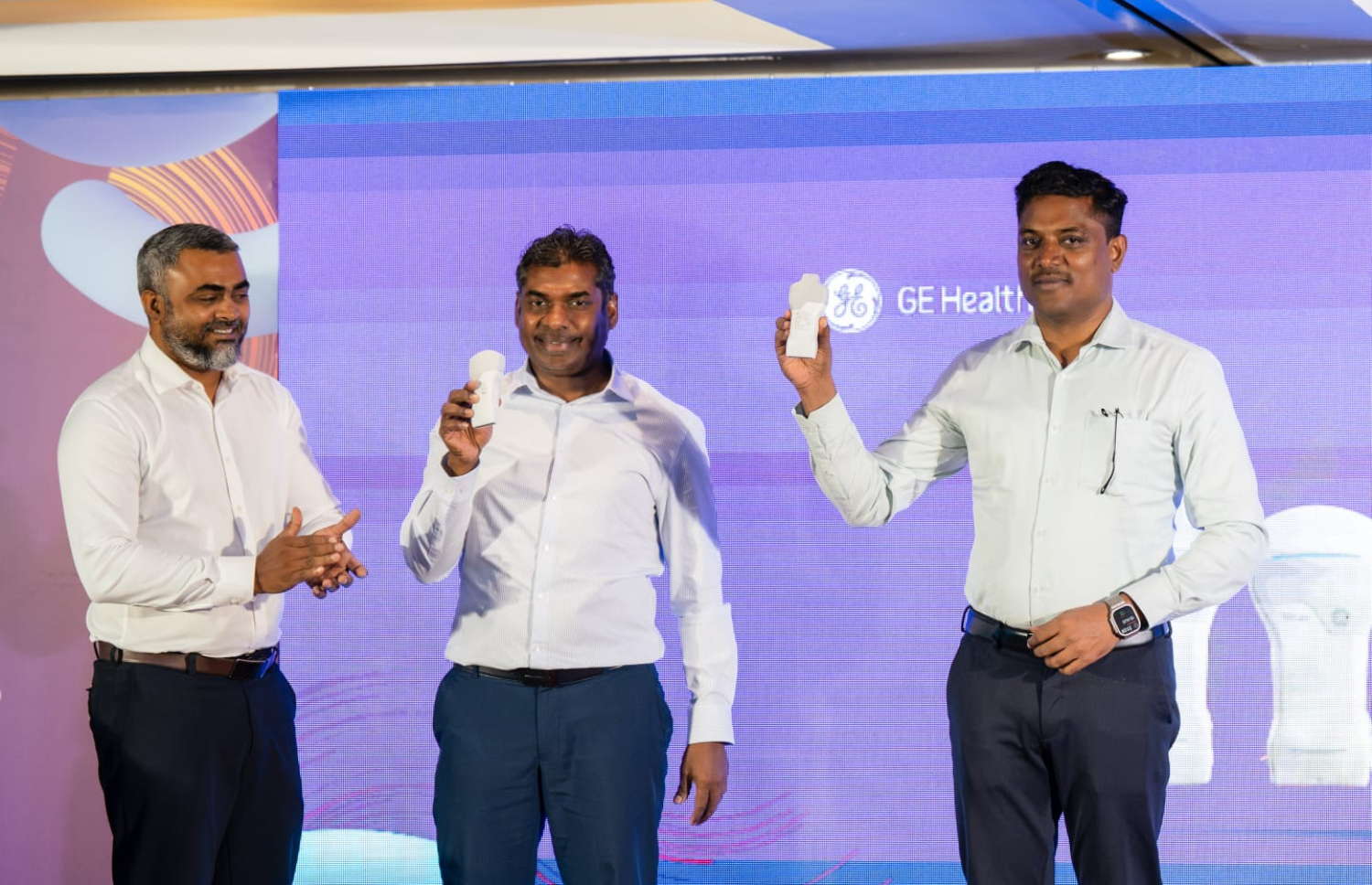 ހޮޓެލް ޖެންގައި ރޭ ބޭއްވި ރަސްމިއްޔާތުގައި އެސްޓީއޯގެ އެމްޑީ ޝަމްހީދު އަދި ޖީއީ ހެލްތުކެއާގެ ދެކުނު އޭޝިއާގެ ސޭލްސް ހެޑް ޖަގްދިޝް ބާބޫ ޕޯޓަބަލް ސްކޭން ނެރެދެއްވަނީ ބައިވެރިވެވަޑައިގަންނަވަނީ.-- ފޮޓޯ: އެސްޓީއޯ