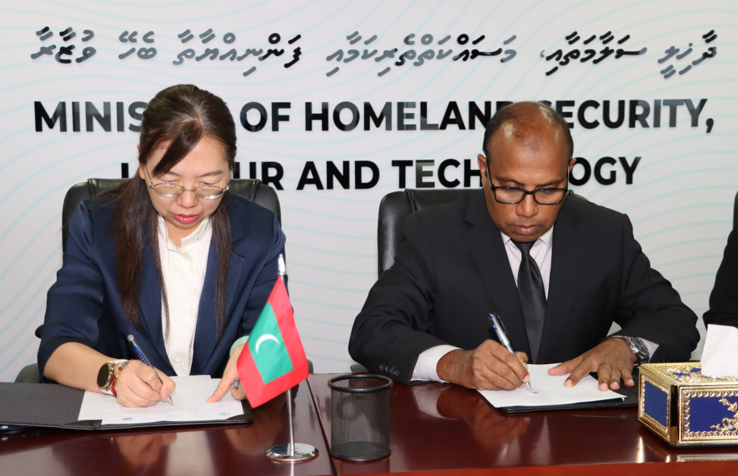 މަސްތުވާތަކެތީގެ ފަރުވާ އާއި ނަފްސާނީ ދުޅަހެޔޮ ކަމަށް އޭއައި ބޭނުންކުރުމަށް އެންޑީއޭ އާއި ޗައިނާގެ ޔުނާން ޔުނިވާސިޓީއާ ދެމެދު އެމްއޯޔޫއެއްގައި ސޮއިކުރުމަށް ބޭއްވި ރަސްމިއްޔާތު.-- ފޮޓޯ: ހޯމް މިނިސްޓްރީ