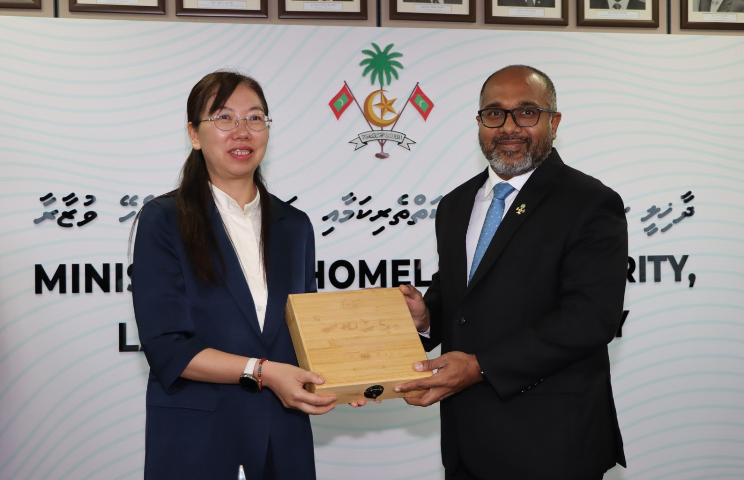 މަސްތުވާތަކެތީގެ ފަރުވާ އާއި ނަފްސާނީ ދުޅަހެޔޮ ކަމަށް އޭއައި ބޭނުންކުރުމަށް އެންޑީއޭ އާއި ޗައިނާގެ ޔުނާން ޔުނިވާސިޓީއާ ދެމެދު އެމްއޯޔޫއެއްގައި ސޮއިކުރުމަށް ބޭއްވި ރަސްމިއްޔާތު.-- ފޮޓޯ: ހޯމް މިނިސްޓްރީ