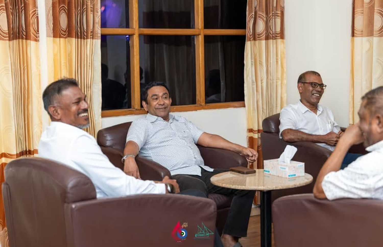 ކުރީގެ ރައީސް މުހައްމަދު ނަޝީދާއި ކުރީގެ ރައީސް އަބްދުﷲ ޔާމީން އަބްދުލް ގައްޔޫމު ތިނަދުއަށް ވަޑައިގެންނެވުމުން އެ ދެބޭފުޅުންނަށް މަރުހަބާ ދަންނަވަނީ. ފޮޓޯ: ތިނަދޫ ސިޓީކައުންސިލް