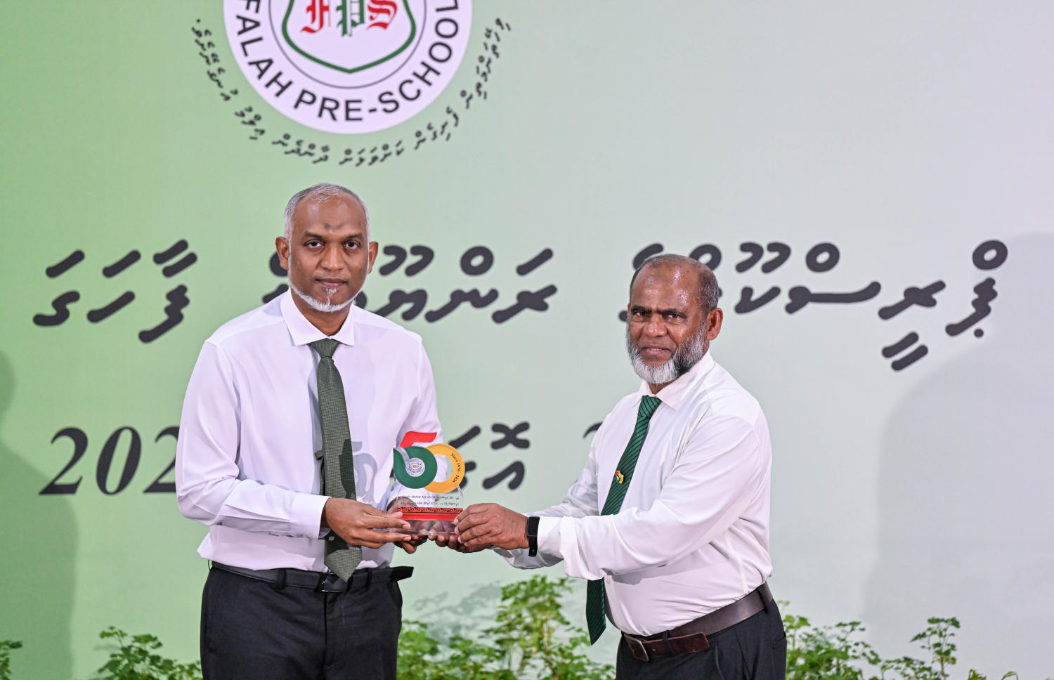 ފަލާހް ޕްރީ ސްކޫލްގެ ރަންޔޫބީލް ފާހަގަކުރުމުގެ ހަނދާނީ ފިލައެއް އެ ސްކޫލްގެ ޗީފް އެގްޒެކެޓިވް އަބްދުއްސައްތާރު އަބޫބަކުރު، ރައީސް މުއިއްޒަށް މިއަދު އަރުވަނީ.