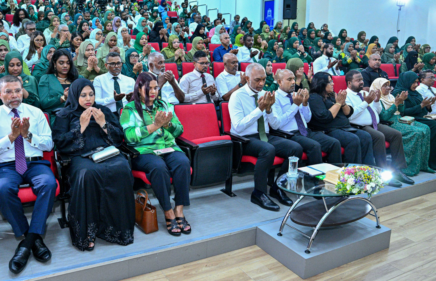 ފަލާހް ޕްރީ ސްކޫލަށް 50 އަހަރު ފުރުމުގެ މުނާސަބަތުގައި ބޭއްވި ރަސްމިއްޔާތުގައި ދެންނެވި ހާއްސަ ދުއާއެއްގައި ރައީސް މުއިއްޒު އާއި އެހެން ބޭފުޅުން ބައިވެރިވެ  ވަޑައިގަންނަވަނީ -- ފޮޓޯ: ރައީސް އޮފީސް