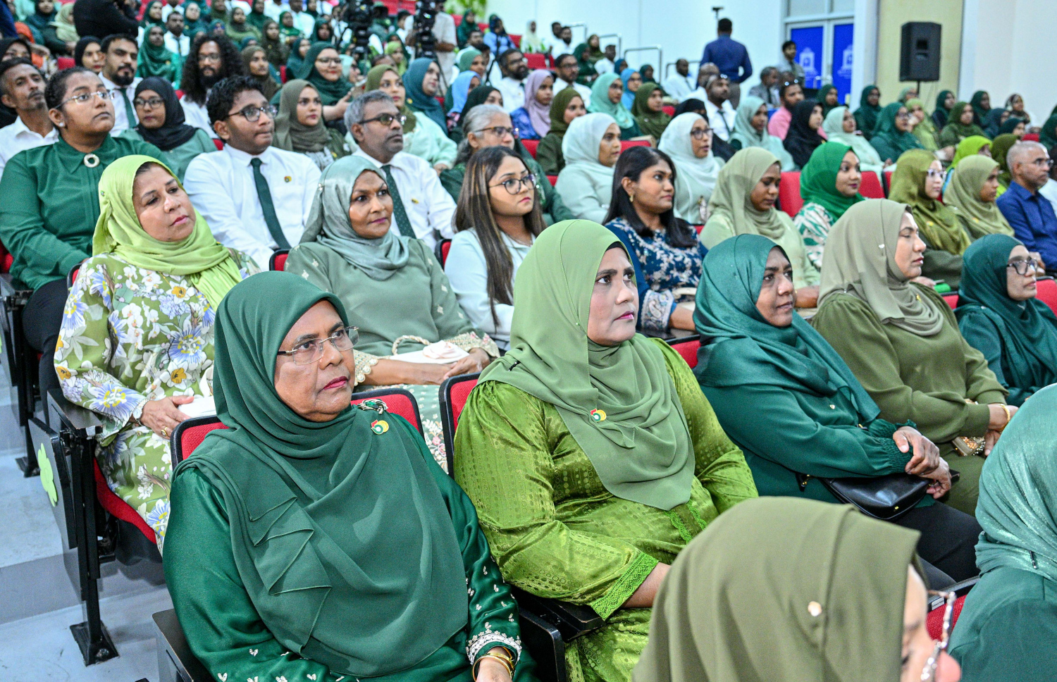 ފަލާހް ޕްރީސްކޫލްގެ ރަންޔޫބީލް ފާހަގަކުރުމަށް ބޭއްވި ރަސްމިއްޔާތުގައި އެ ސްކޫލުގެ ބައެއް ޓީޗަރުންނާއި މުއައްޒަފުން ބައިވެެރިވަނީ.  -- ފޮޓޯ: ރައީސް އޮފީސް