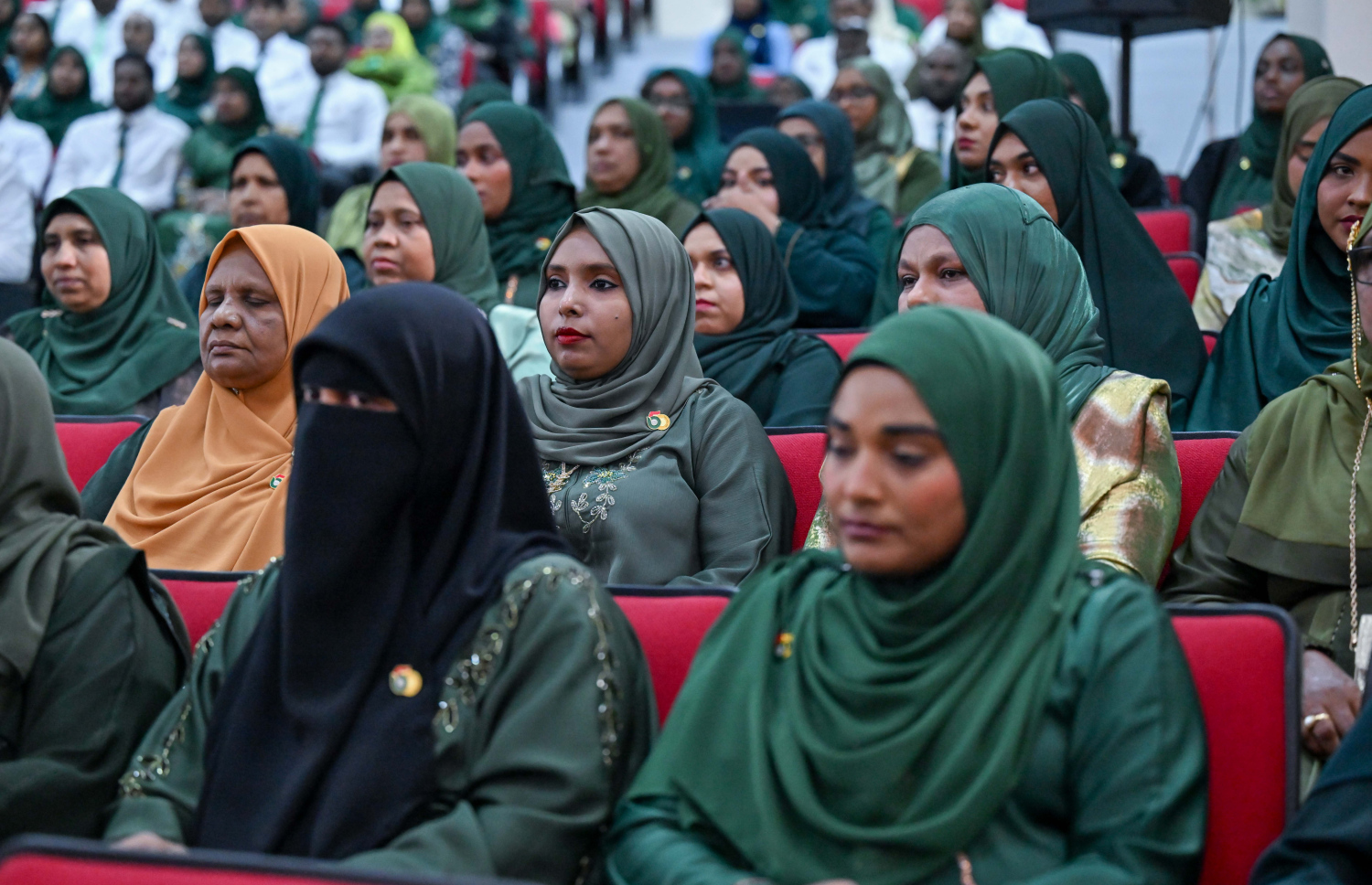 ފަލާހް ޕްރީސްކޫލްގެ ރަންޔޫބީލް ފާހަގަކުރުމަށް ބޭއްވި ރަސްމިއްޔާތުގައި އެ ސްކޫލުގެ ބައެއް ޓީޗަރުންނާއި މުއައްޒަފުން ބައިވެެރިވަނީ. -- ފޮޓޯ: ރައީސް އޮފީސް