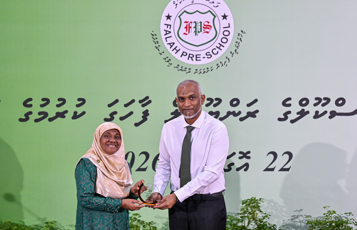 ފަލާހް ޕްރީސްކޫލްގެ ރަންޔޫބީލް ފާހަގަކުރުމަށް ބޭއްވި ރަސްމިއްޔާތުގައި، އެ ސްކޫލަށް 10 އަހަރަށްވުރެ ދިގުމުއްދަތަކަށް ހިދުމަތްކުރައްވާފައިވާ ބޭފުޅުންނަށް ރައީސް ޑރ މުހައްމަދު މުއިއްޒު ހަނދާނީ ފިލާ ދެއްވަނީ. -- ފޮޓޯ: ރައީސް އޮފީސް