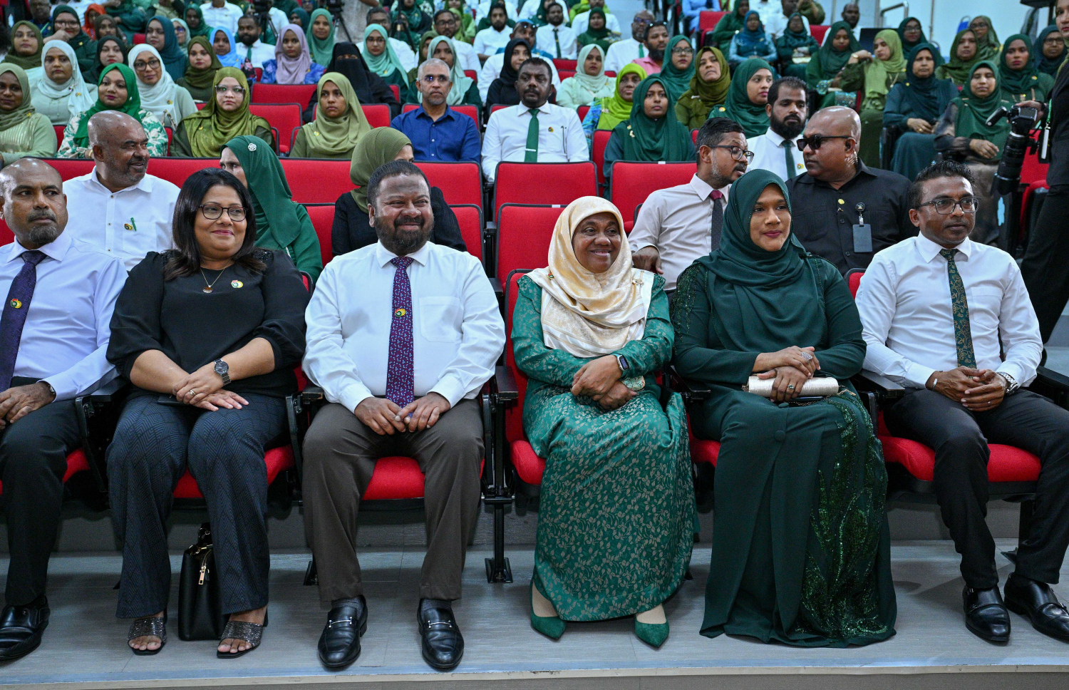 ފަލާހް ޕްރީ ސްކޫލަށް 50 އަހަރު ފުރުމުގެ މުނާސަބަތުގައި ބޭއްވި ރަސްމިއްޔާތުގައި ބައެއް ވަޒީރުންނާއި އެ ސްކޫލުގެ އިސްވެރިން. -- ފޮޓޯ: ރައީސް އޮފީސް