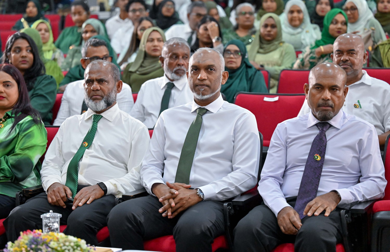 ފަލާހް ޕްރީ ސްކޫލަށް 50 އަހަރު ފުރުމުގެ މުނާސަބަތުގައި ބޭއްވި ރަސްމިއްޔާތުގައި ރައީސް ޑރ. މުހައްމަދު މުއިއްޒު އާއި އެ ސްކޫލްގެ ވެރިންނާއި ސަރުކާރުގެ ބައެއް ވަޒީރުން. -- ފޮޓޯ: ރައީސް އޮފީސް