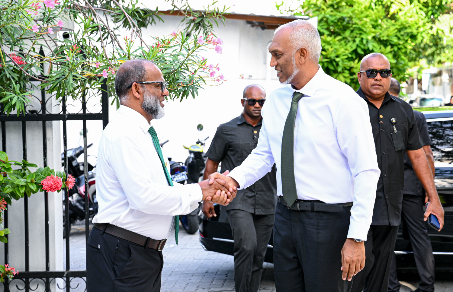 ފަލާހް ޕްރީ ސްކޫލަށް 50 އަހަރު ފުރުމުގެ މުނާސަބަތުގައި ބޭއްވި ރަސްމިއްޔާތު ޝަރަފްވެރިކޮށްދެއްވަން ރައީސް ޑރ. މުހައްމަދު މުއިއްޒު ވަޑައިގަތުމުން، އެ ސްކޫލުގެ ޗީފް އެގްޒެކެޓިވް، އަލްގާރީ އަލްހާފިޒް އަބްދުއްސައްތާރު އަބޫބަކުރު މަރުހަބާ ދަންނަވައި ސަލާމްކުރައްވަނީ. -- ފޮޓޯ: ރައީސް އޮފީސް