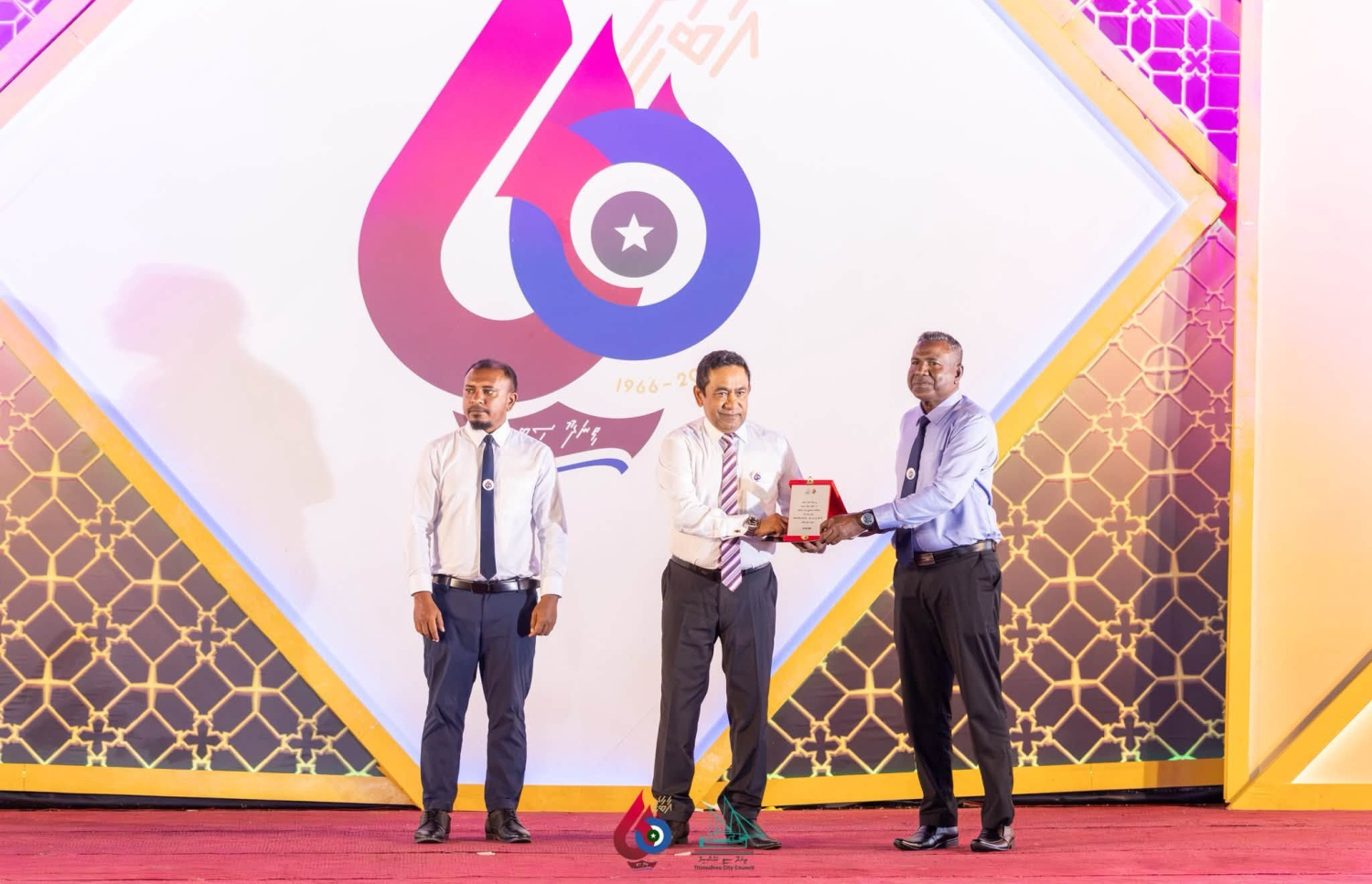 ތިނަދޫގައ ދެ ވަނަ ފަހަރަށް މީހުން އާބާދުވިތާ 60 އަހަރު ފުރުން ފާހަގަކުރަން ރޭ ބޭއްވި ޖަލްސާގައި، އެ ރަށަށް ހިދުމަތްކުރި މީހަކަށް، ކުރީގެ ރައީސް ޔާމީން އެވޯޑު ހަވާލުކޮށްދެއްވަނީ.-- ފޮޓޯ: ތިނަދޫ ސިޓީ ކައުންސިލް