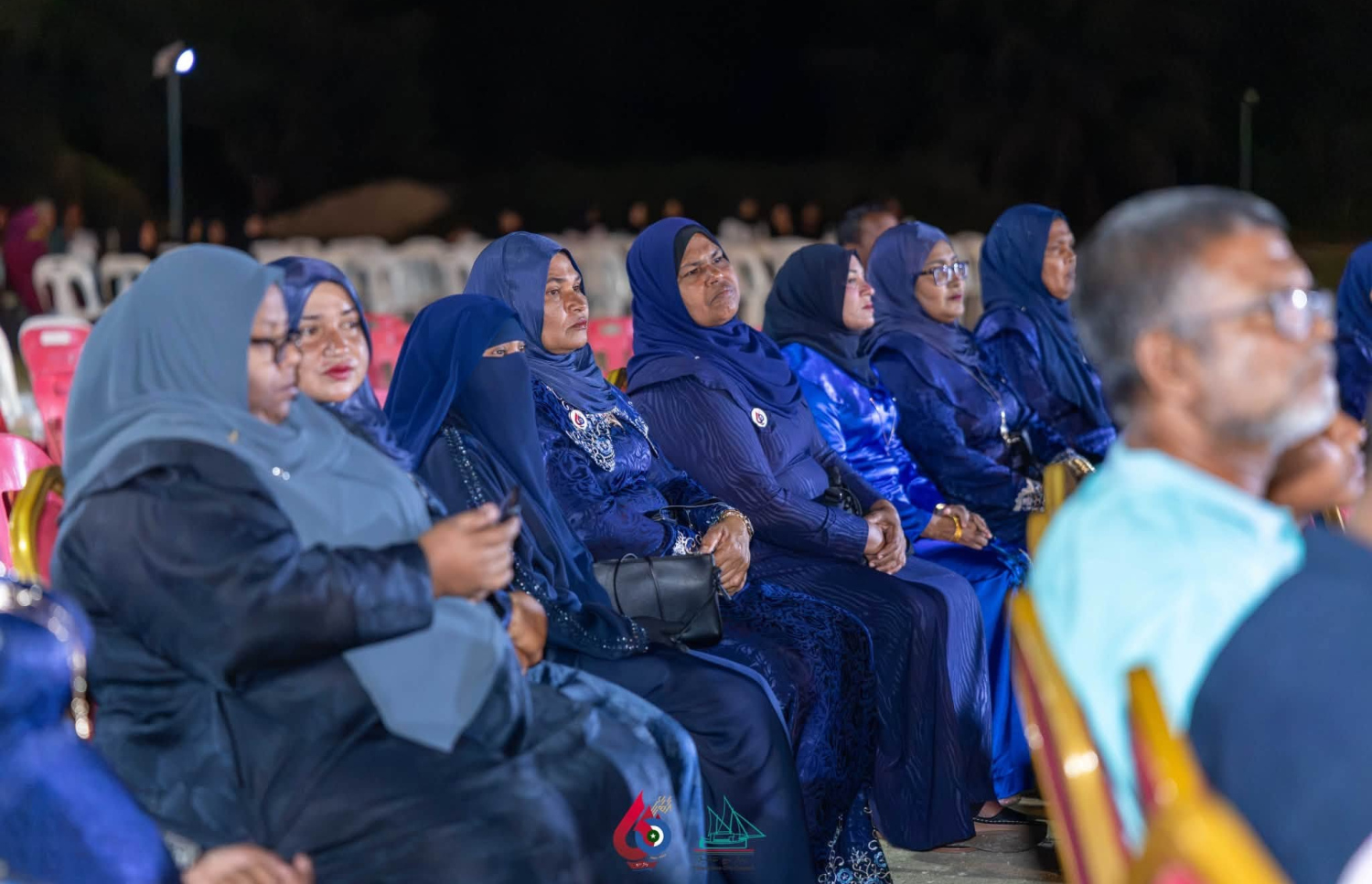 ތިނަދޫގައި ދެ ވަނަ ފަހަރަށް މީހުން އާބާދުވިތާ 60 އަހަރުފުރުން ފާހަގަކުރަން އެ ސިޓީގައި ރޭ ބޭއްވި ޖަލްސާގައި ބައިވެރިވި ބައެއް މީހުން.-- ފޮޓޯ: ތިނަދޫ ސިޓީ ކައުންސިލް